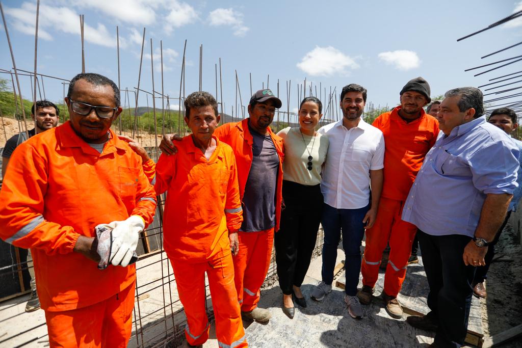 Em Carnaubeira da Penha, governadora Raquel Lyra vistoria obras da PE-425