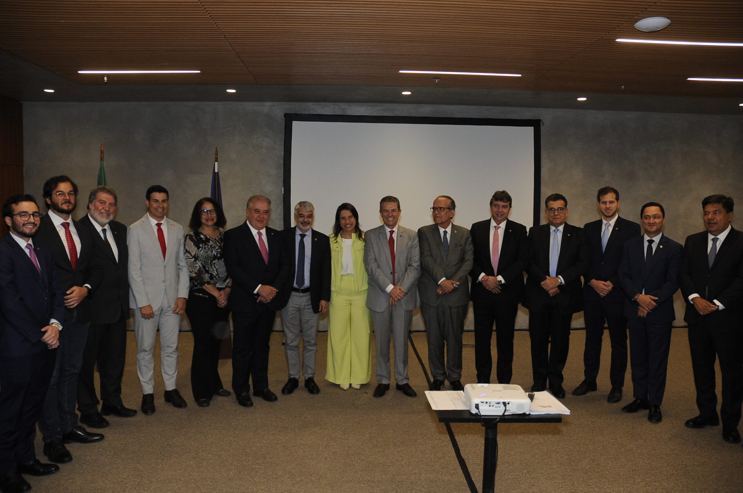 Em encontro prestigiado em Brasília, governadora Raquel Lyra reúne bancada federal e ministros para discutir demandas e investimentos para Pernambuco