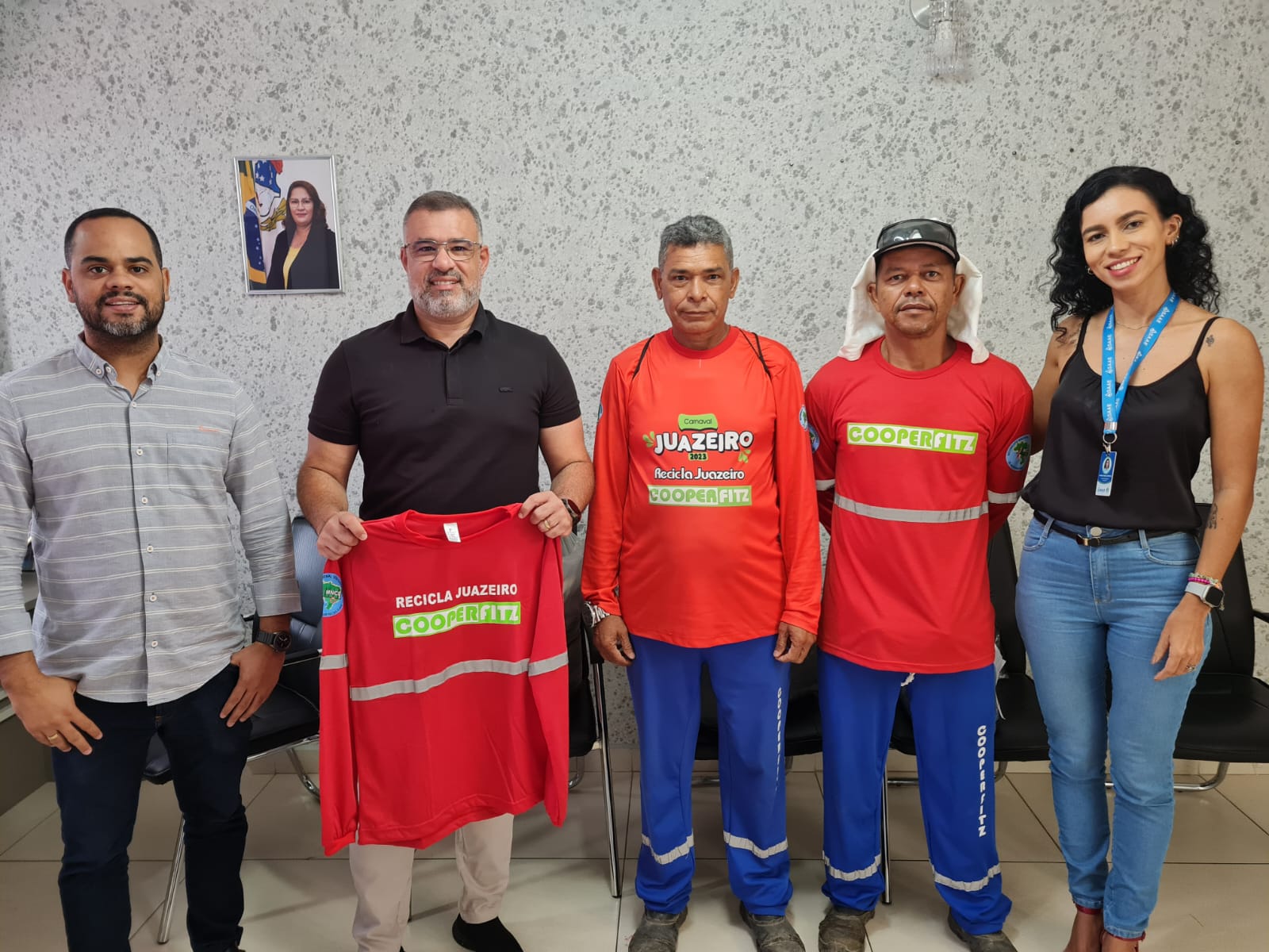 Gestão Suzana Ramos entrega novos fardamentos para integrantes da Cooperativa de Catadores de Materiais Recicláveis de Juazeiro