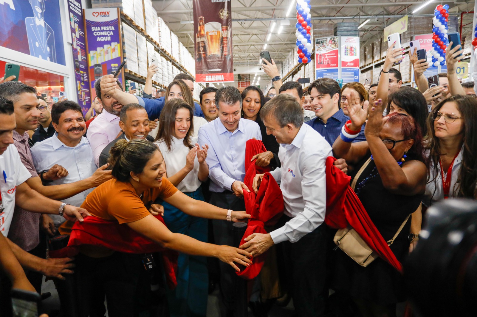 Governadora Raquel Lyra prestigia inauguração de unidade do Mix Mateus em Olinda