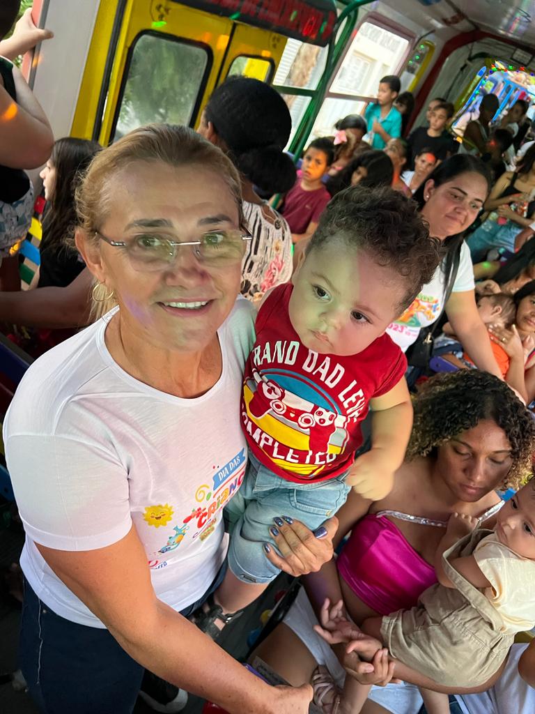 Com trenzinho da alegria, Festa das Crianças organizada por Riva Bezerra atrai multidão em Cedro