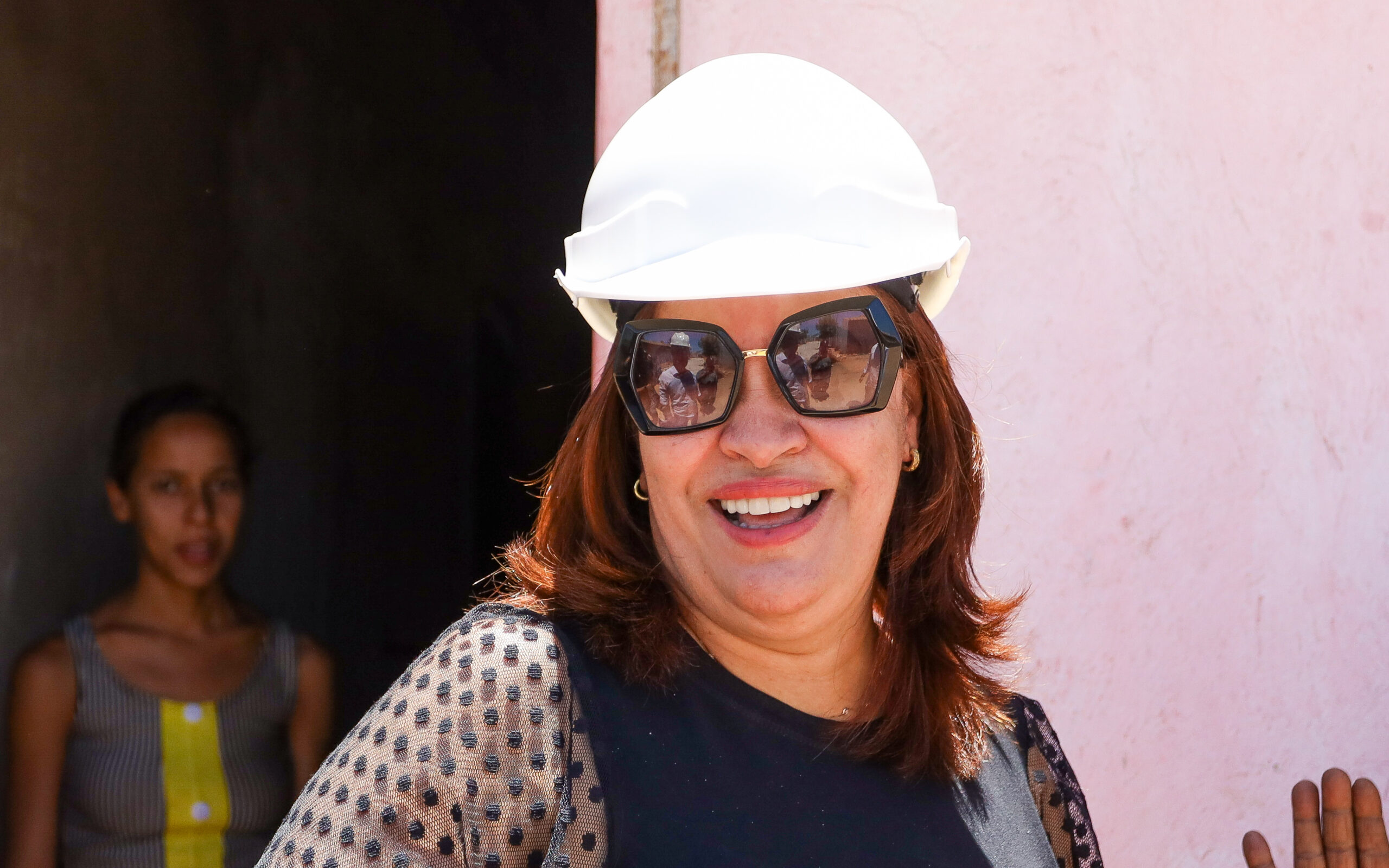 Prefeita Suzana Ramos acompanha obras de pavimentação no bairro Quidé e moradores agradecem