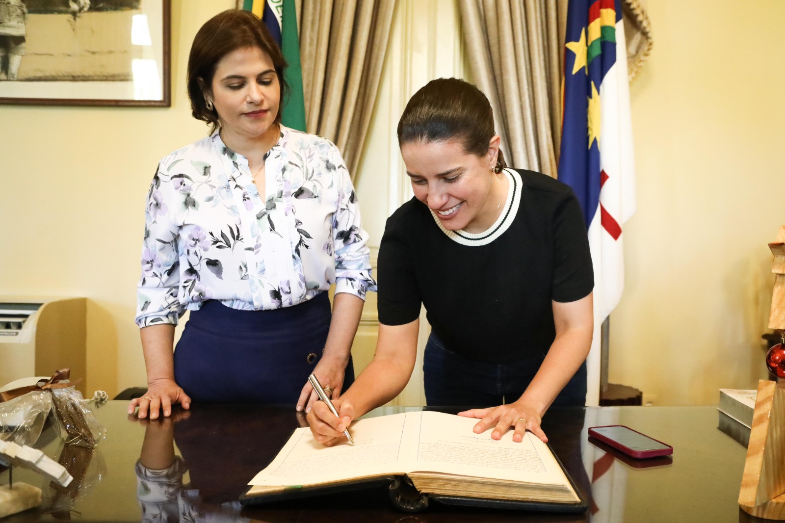 Governadora Raquel Lyra transmite cargo à vice-governadora Priscila Krause e embarca para COP 28, em Dubai