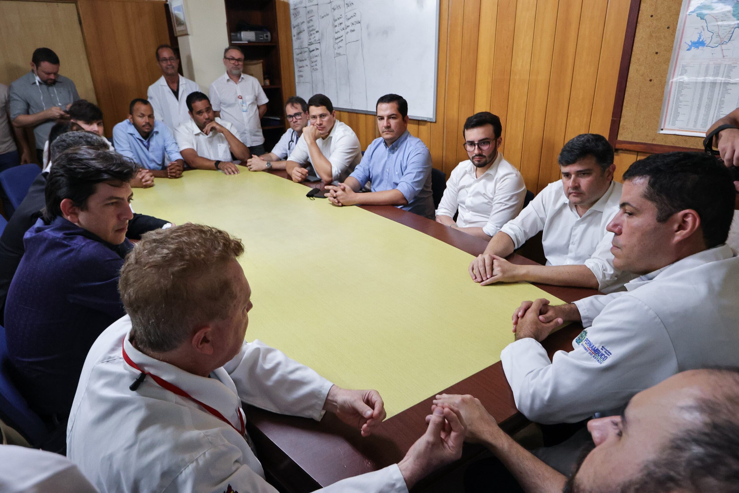 Eduardo e Lula da Fonte reúnem bancada do PP em visita ao Hospital da Restauração.