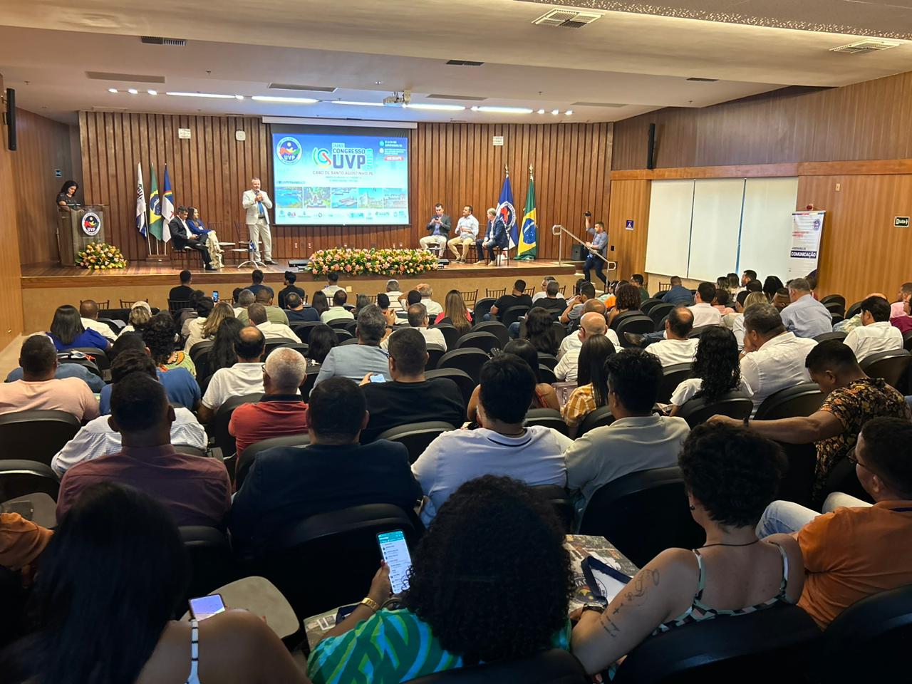 Parlamentares cabenses participam do congresso da União de Vereadores