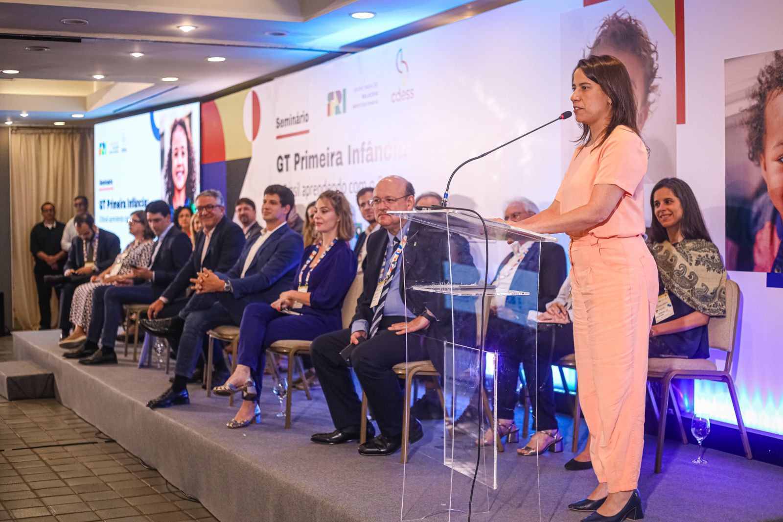 Ao lado do ministro Alexandre Padilha, Raquel Lyra participa de seminário sobre a primeira infância e destaca investimento bilionário para beneficiar crianças dessa faixa etária em Pernambuco 