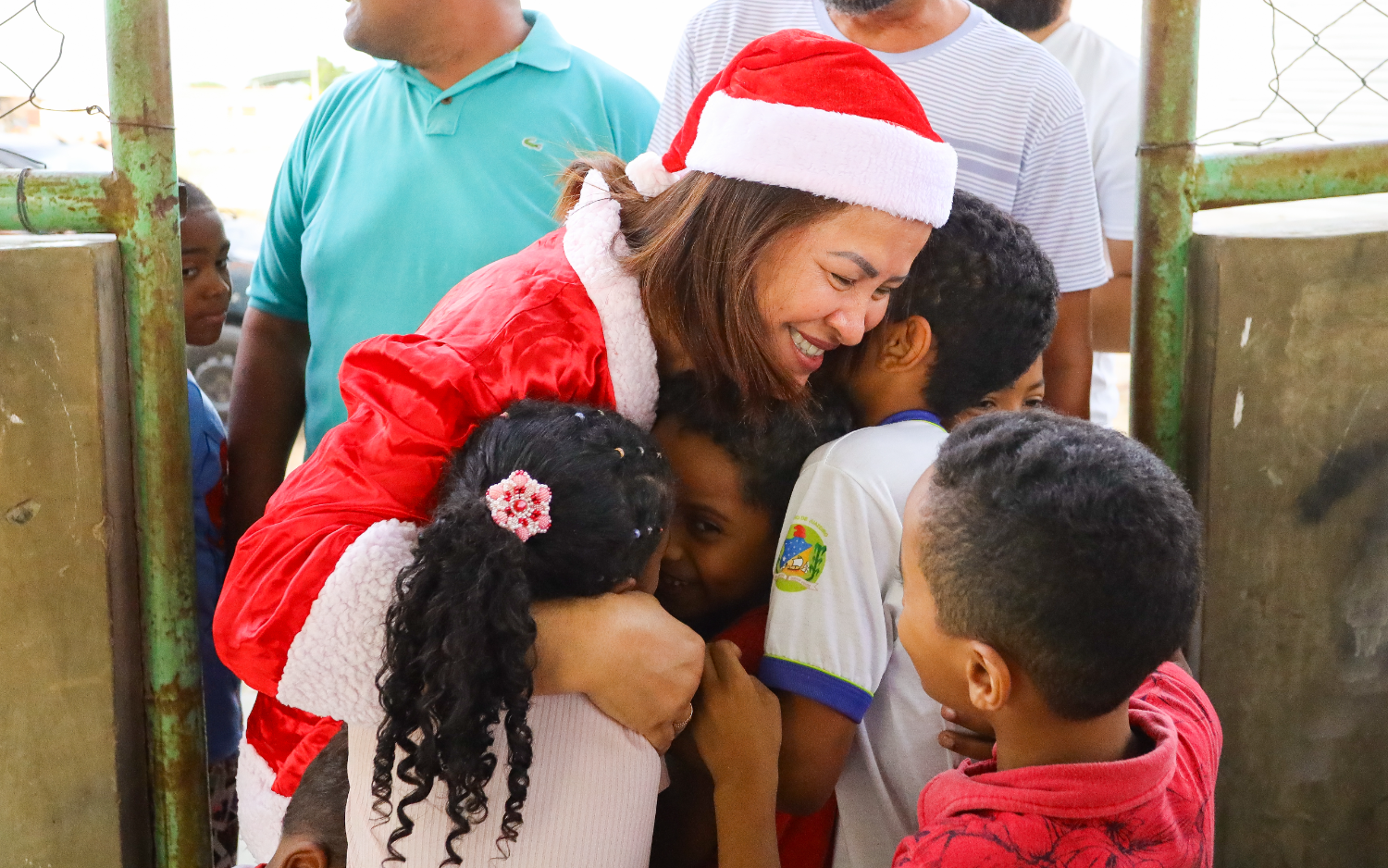 Suzana Ramos garante a alegria das crianças do Residencial Drº Humberto Pereira em entrega de presentes de Natal