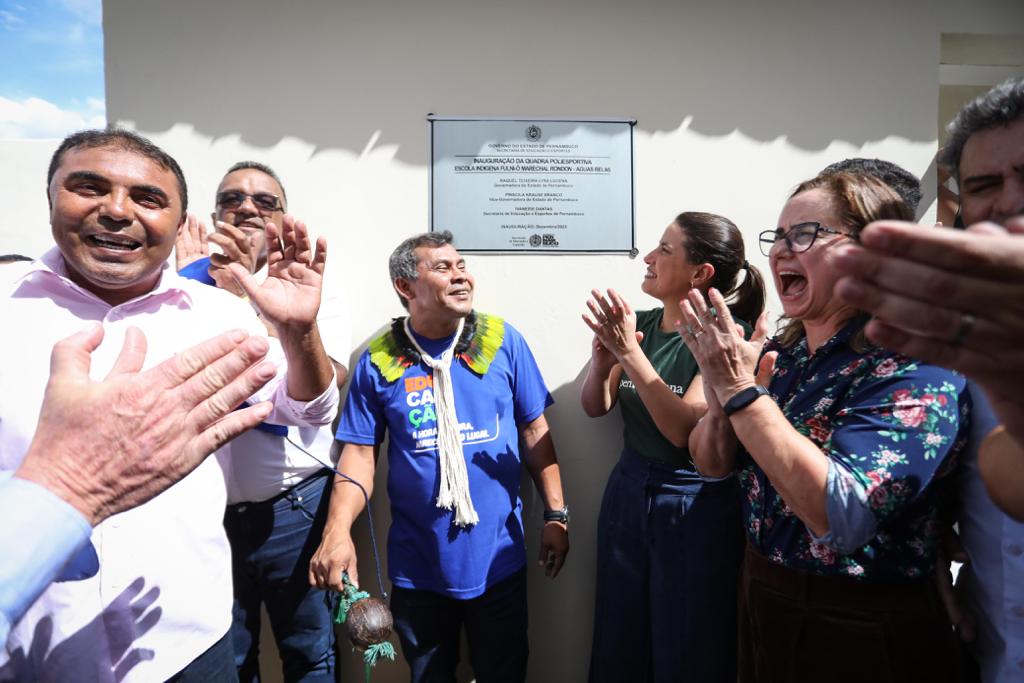 Juntos pela Educação: em Águas Belas, governadora Raquel Lyra entrega quadra em escola indígena e vistoria terreno onde será construída nova escola para a comunidade Fulni-ô