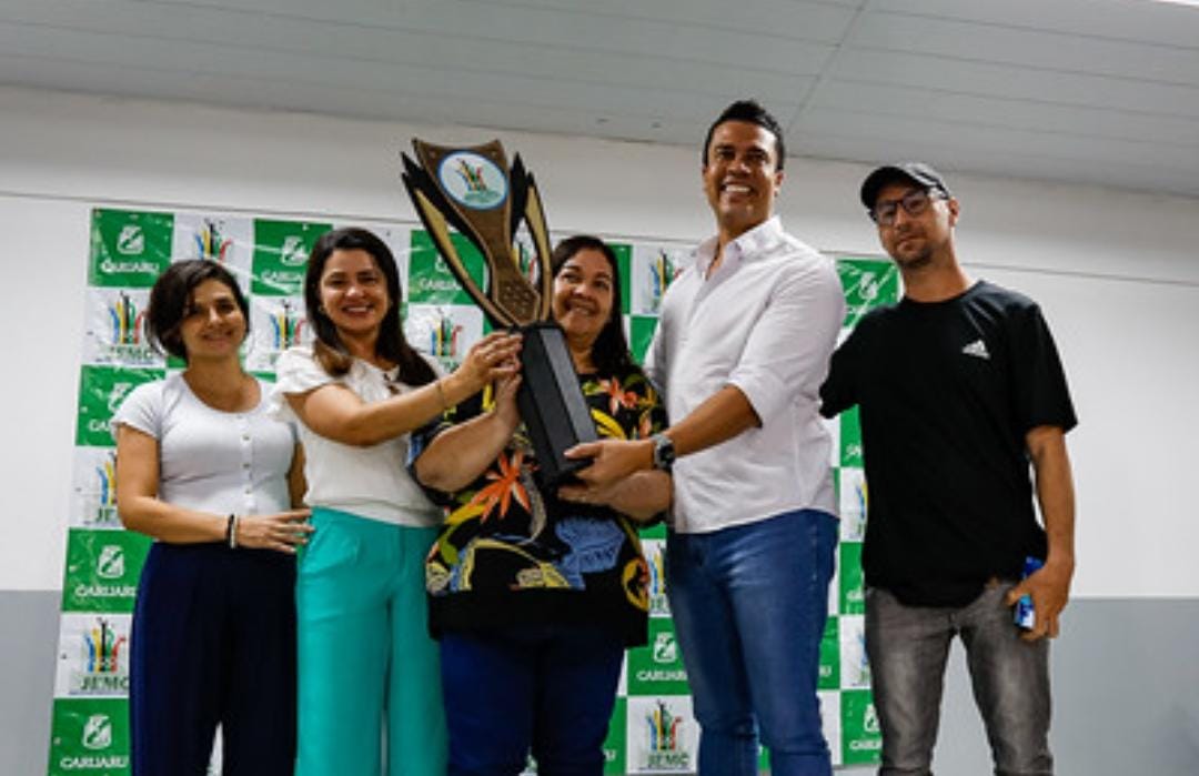 Prefeito Rodrigo Pinheiro entrega troféus de campeões nas instituições vencedoras dos Jogos Escolares e universitários de Caruaru