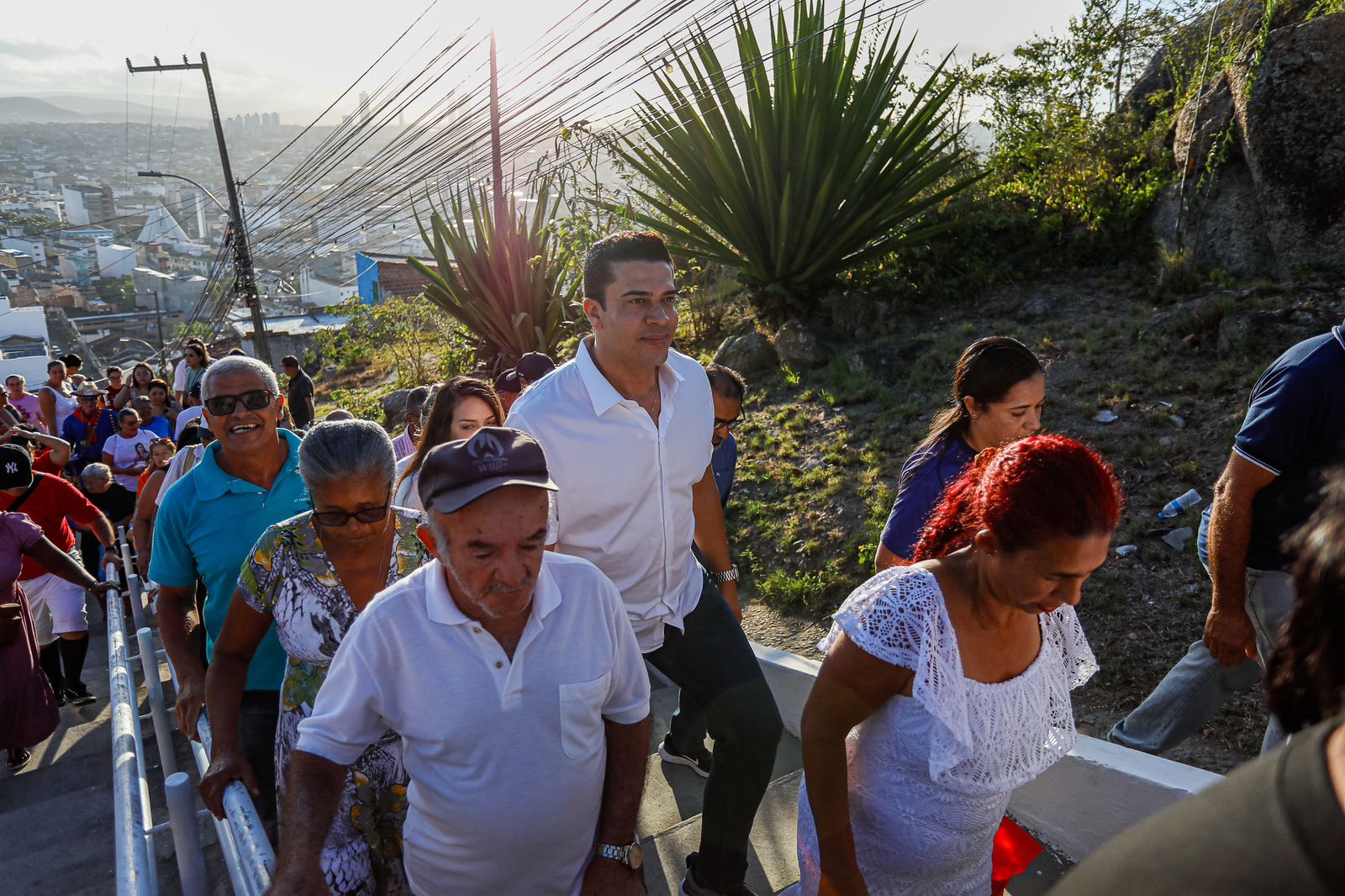 Prefeito Rodrigo Pinheiro se junta a milhares de fiéis e sobe o Monte Bom Jesus no Dia de Santa Luzia