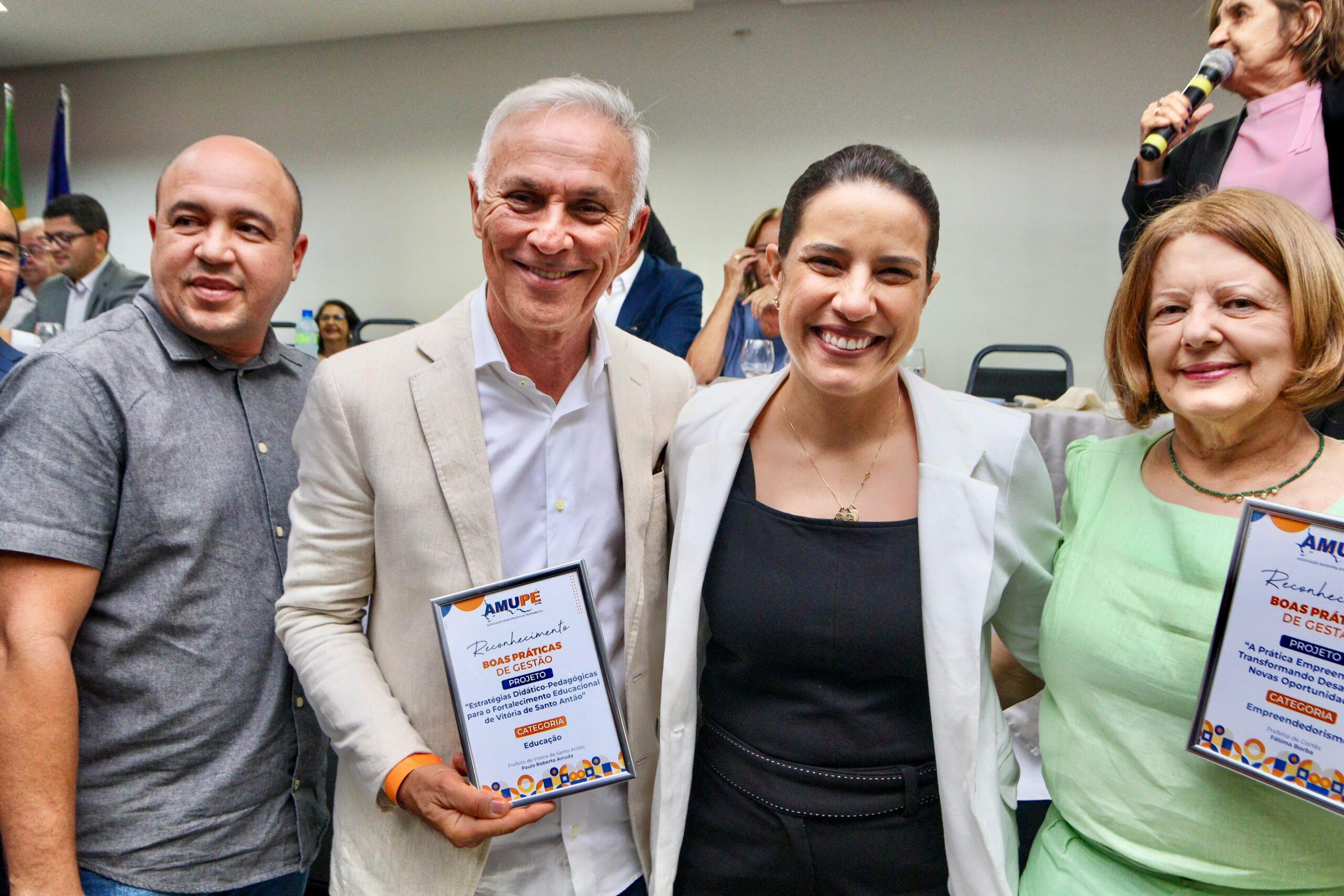 Durante Assembleia da Amupe, prefeito Paulo Roberto recebe reconhecimento por Excelência na Educação