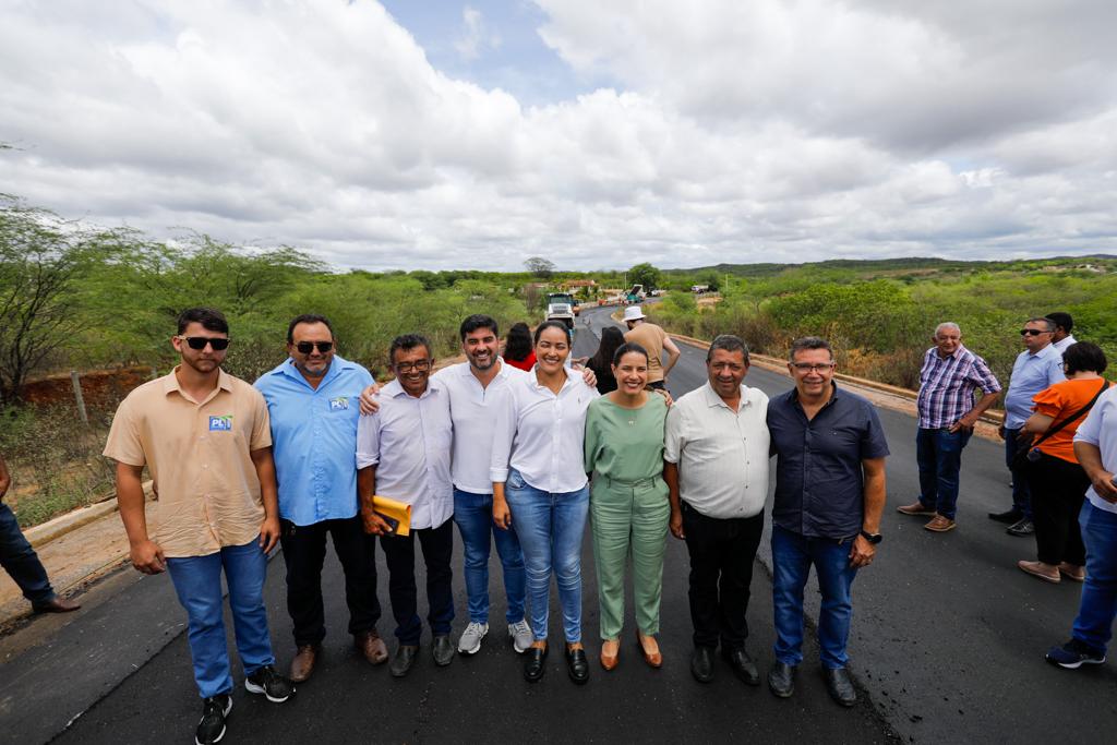 Em Sertânia, governadora Raquel Lyra vistoria obras da PE-265, que receberam investimento de R$ 42 milhões