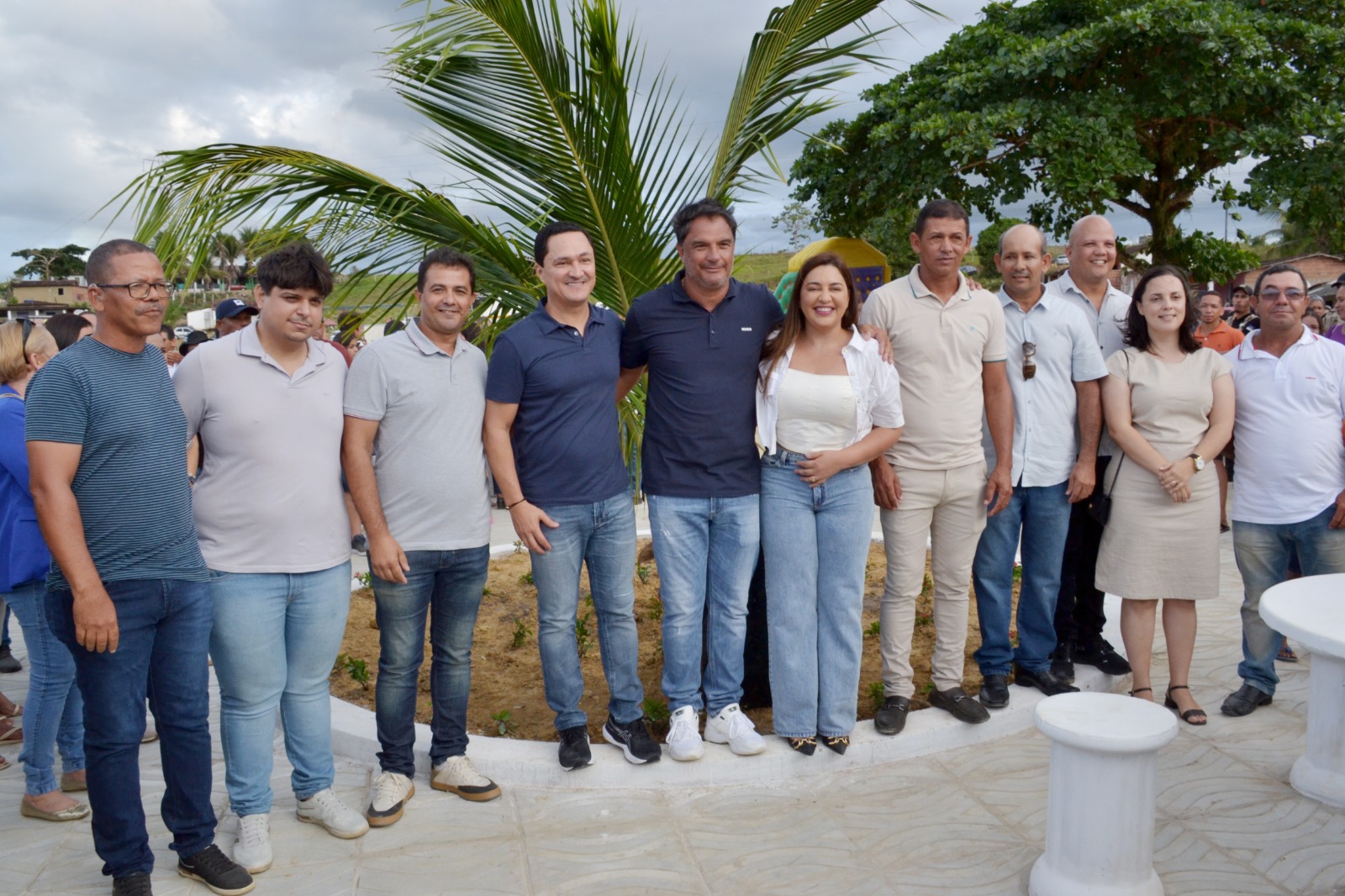 Na zona rural de Jaqueira, Ridete Pellegrino entrega calçamento e praça