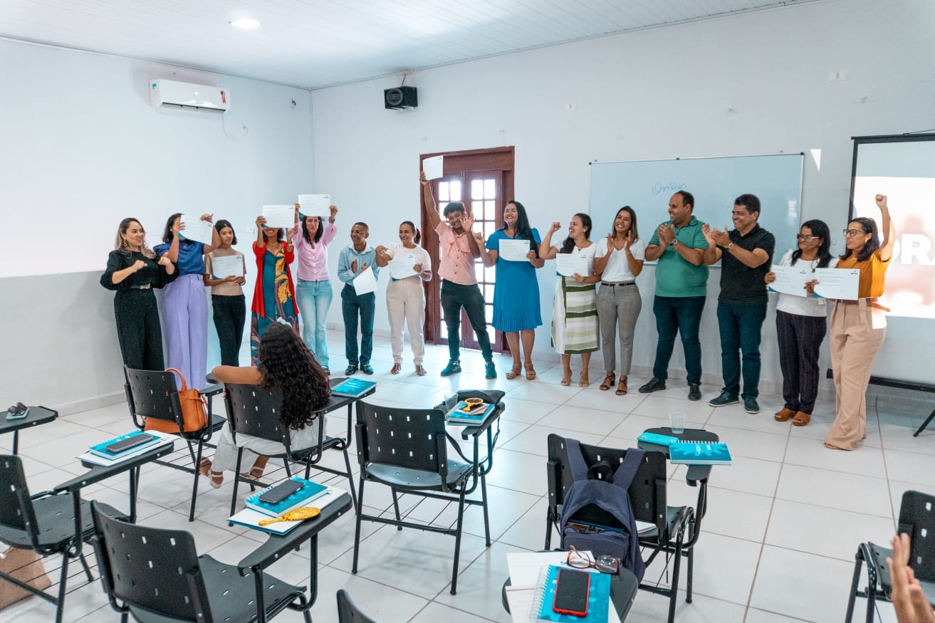 Em Ipojuca, Deoclécio entrega certificados de conclusão de curso de qualificação oferecido pela Câmara de Vereadores