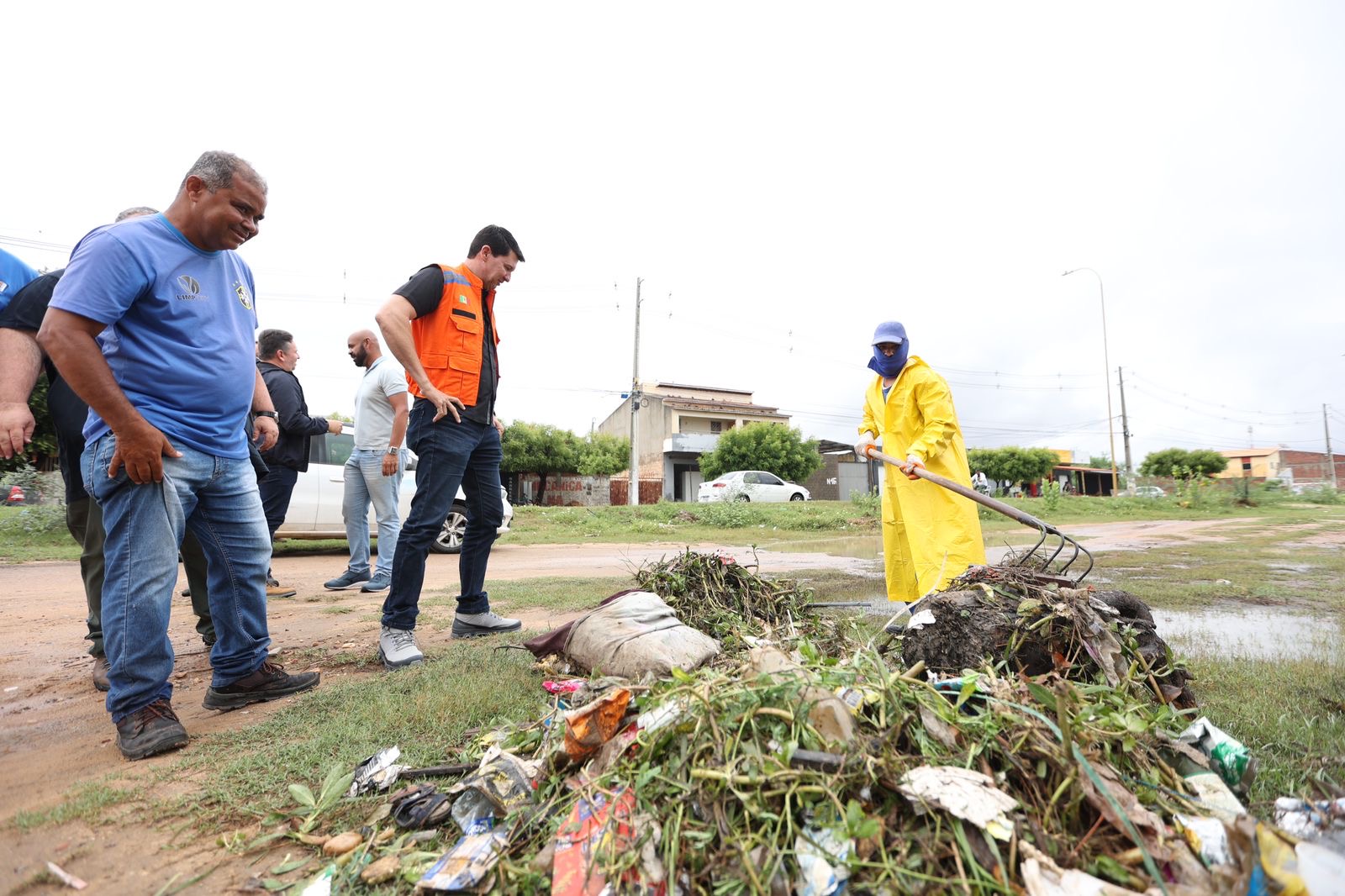 Simão Durando vistoria pontos afetados pelas chuvas em Petrolina e mobiliza equipes para serviços emergenciais