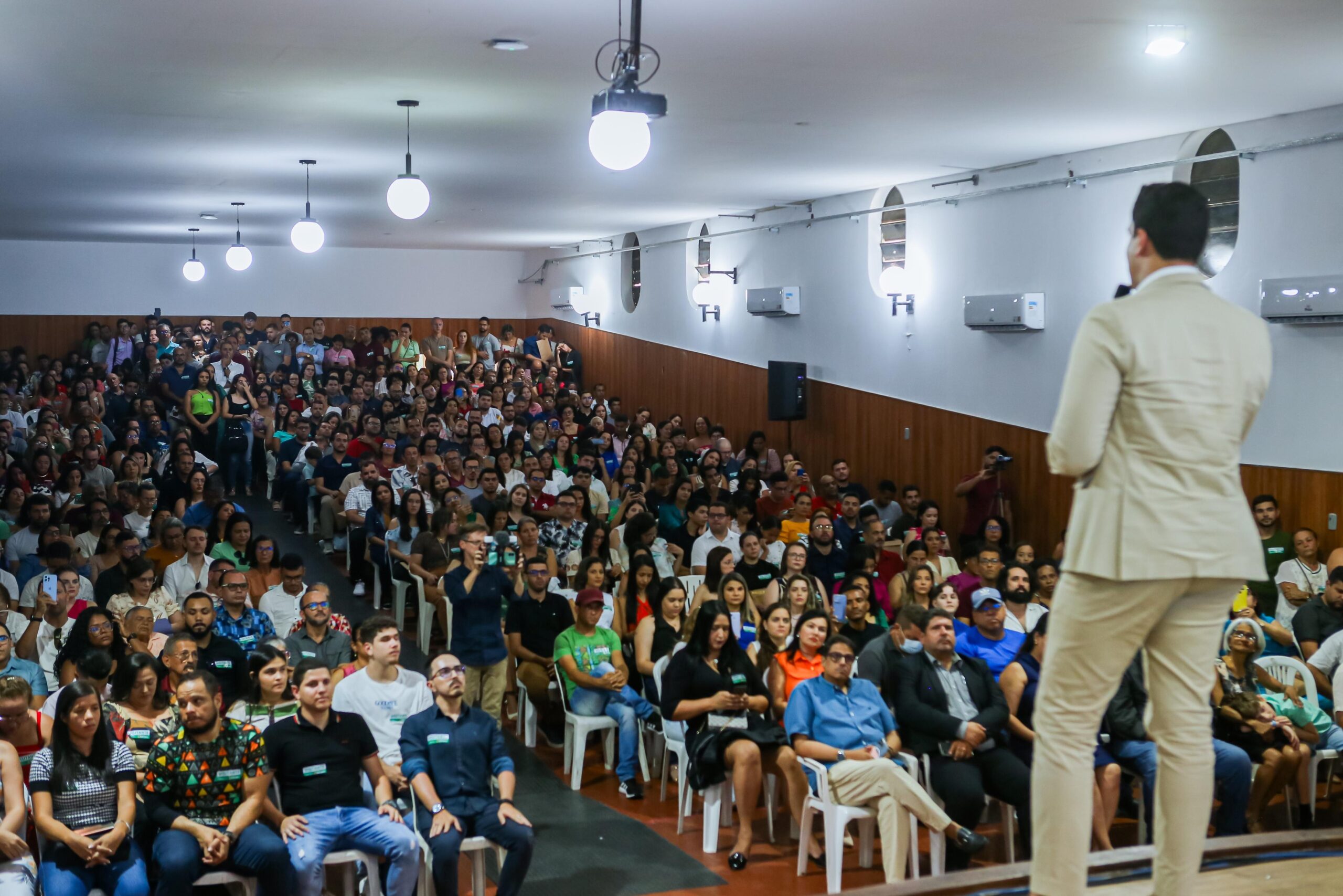 Educação fortalecida em Caruaru: Prefeito Rodrigo Pinheiro dá posse a quase 500 servidores municipais da área