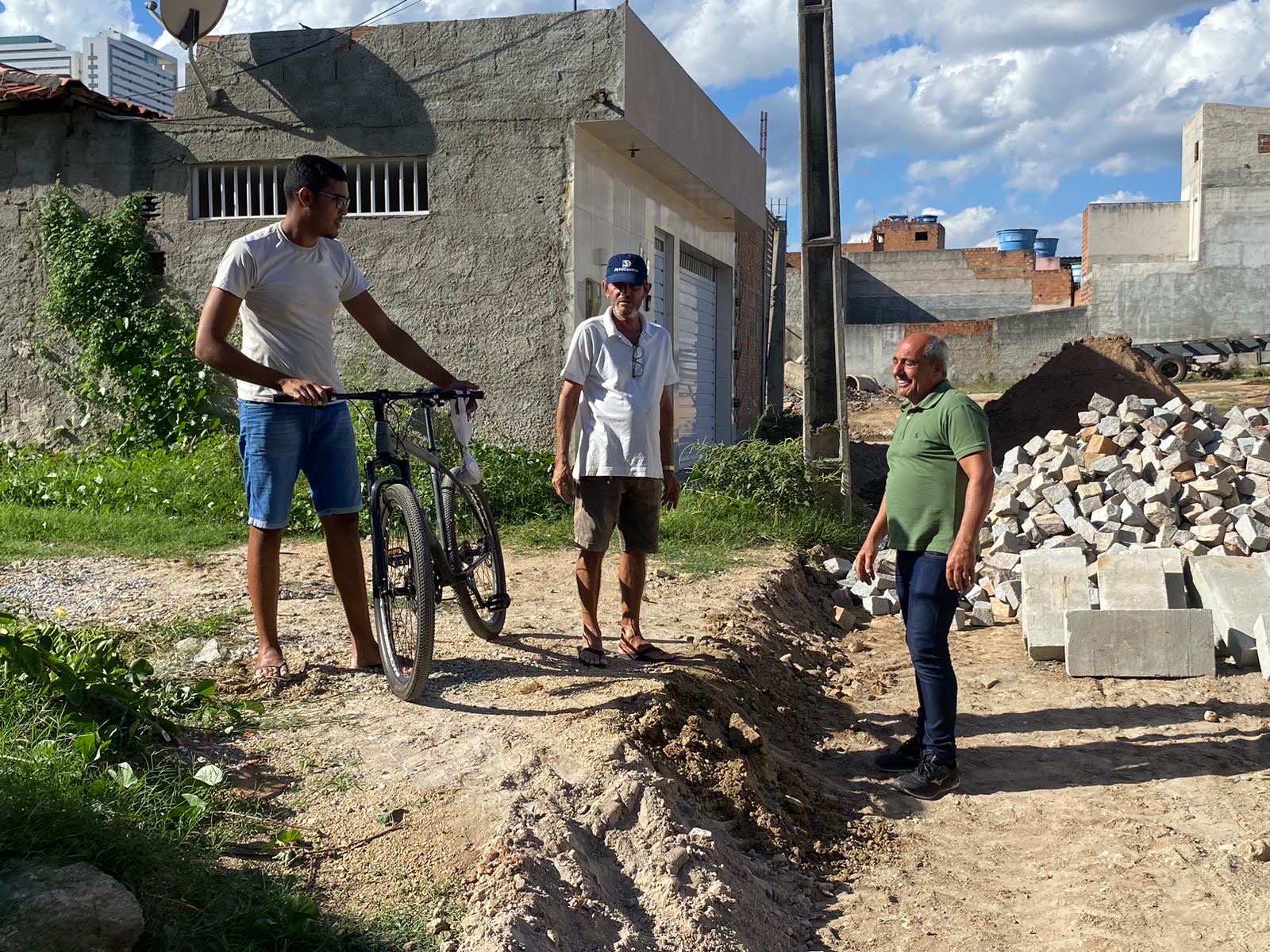 Vereador Edmilson do Salgado visita obra de calçamento na rua Camilo Cavalcante. Infraestrutura, desenvolvimento e bem-estar envolvem mais uma conquista a população de Caruaru