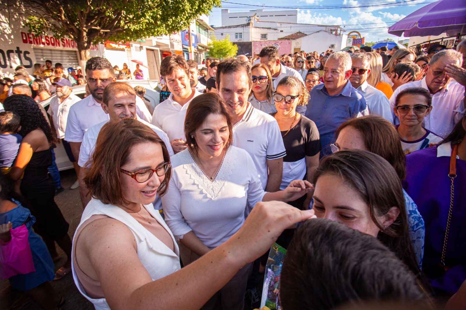 TRADIÇÃO E FÉ: Ao lado de milhares de fiéis, Débora e Priscila participam da Festa do Bom Jesus dos Pobres Aflitos em São Bento do Uma