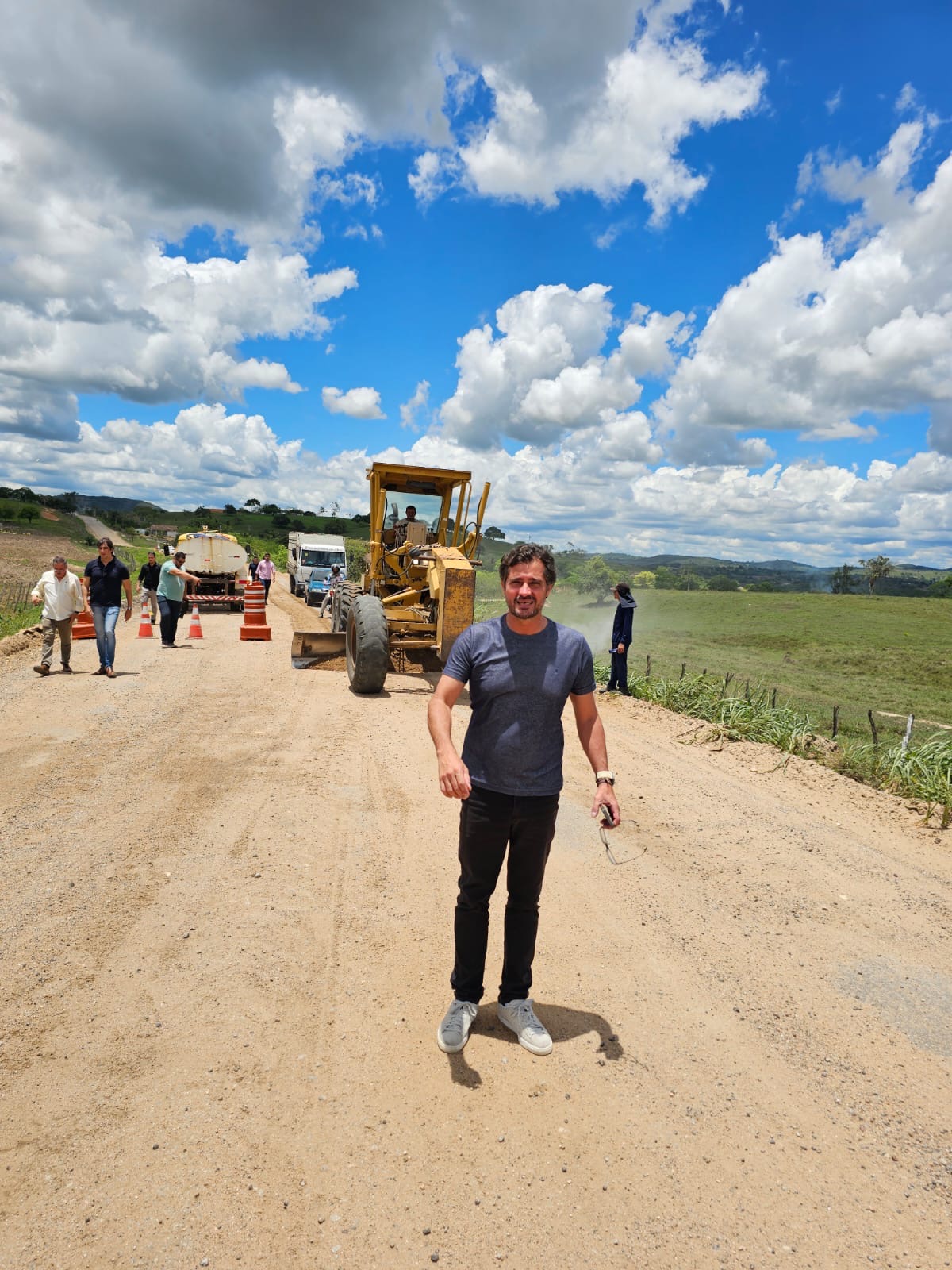 Prefeito Gustavo Adolfo acompanha início das obras na PE-109