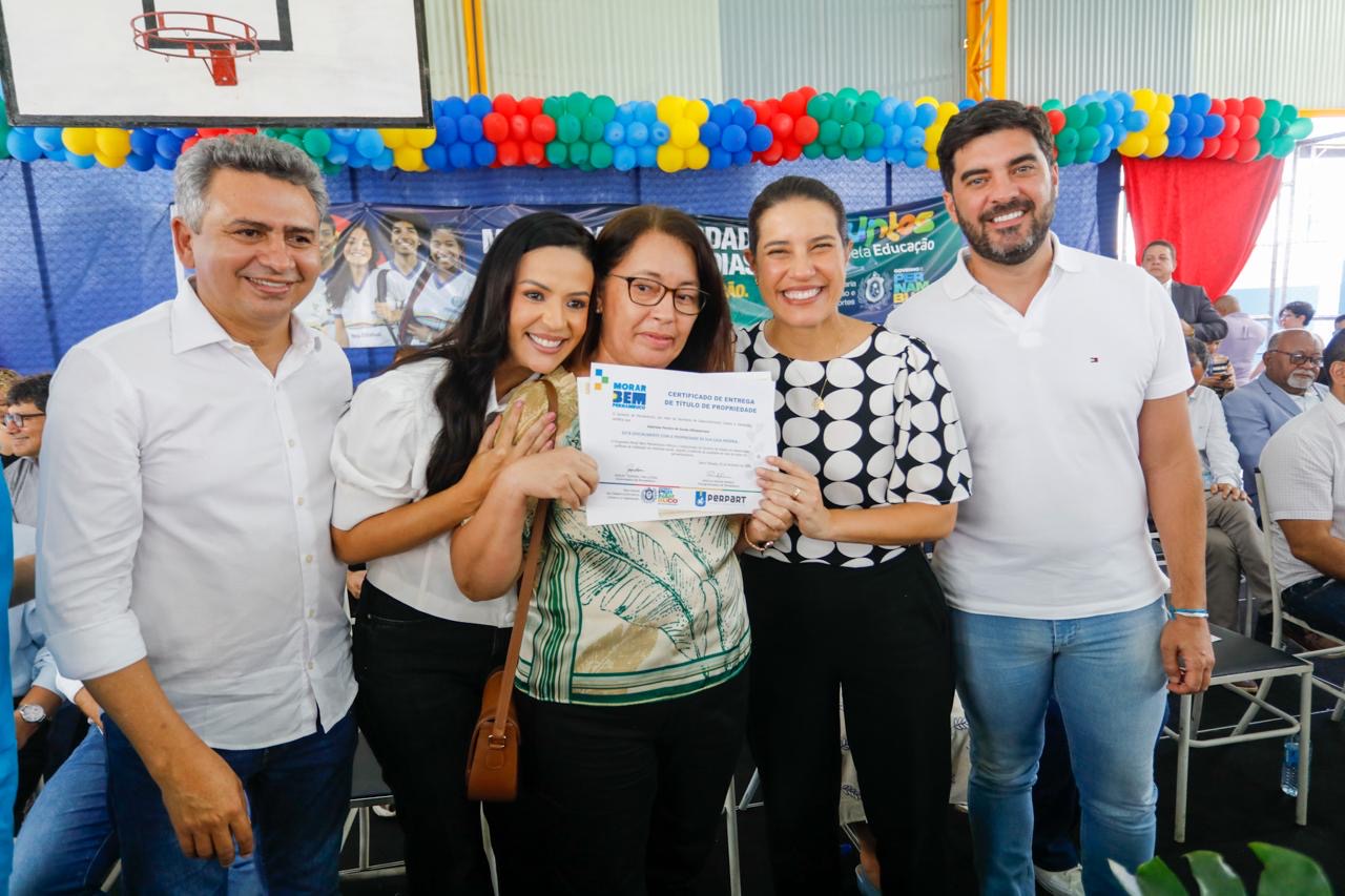 Governadora Raquel Lyra entrega 170 títulos de propriedade a famílias de Serra Talhada