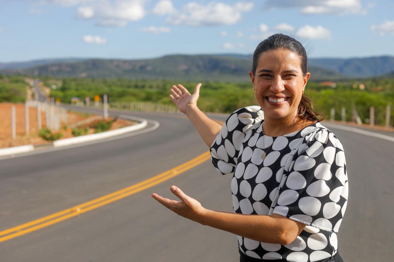 No Sertão de Itaparica, governadora Raquel Lyra leva água tratada pela primeira vez a Carnaubeira da Penha, entrega a requalificação da PE-425 e lança a edição 2024 do Programa CNH Rural