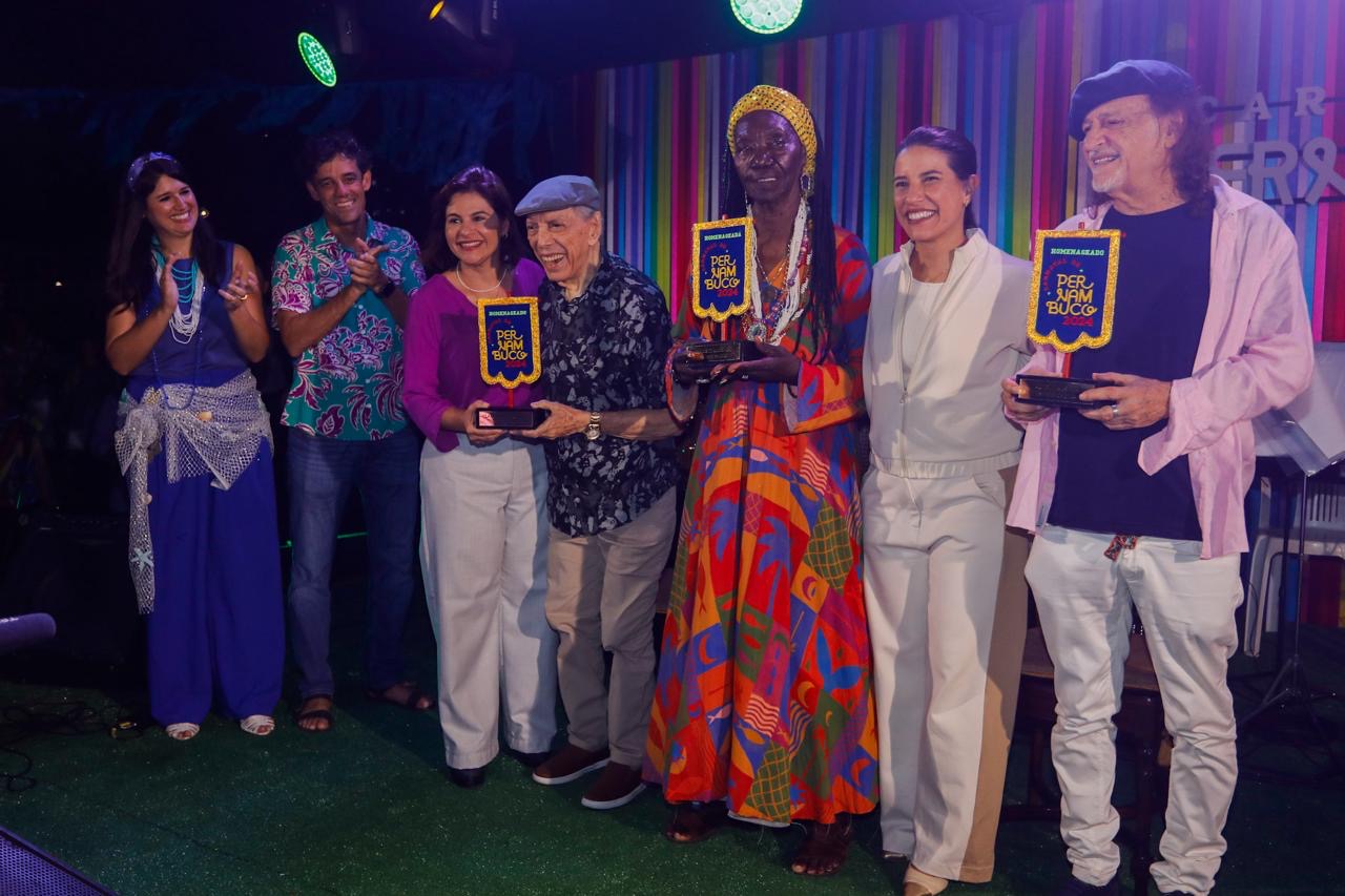 Homenageados do Carnaval de Pernambuco 2024 recebem troféus da governadora Raquel Lyra