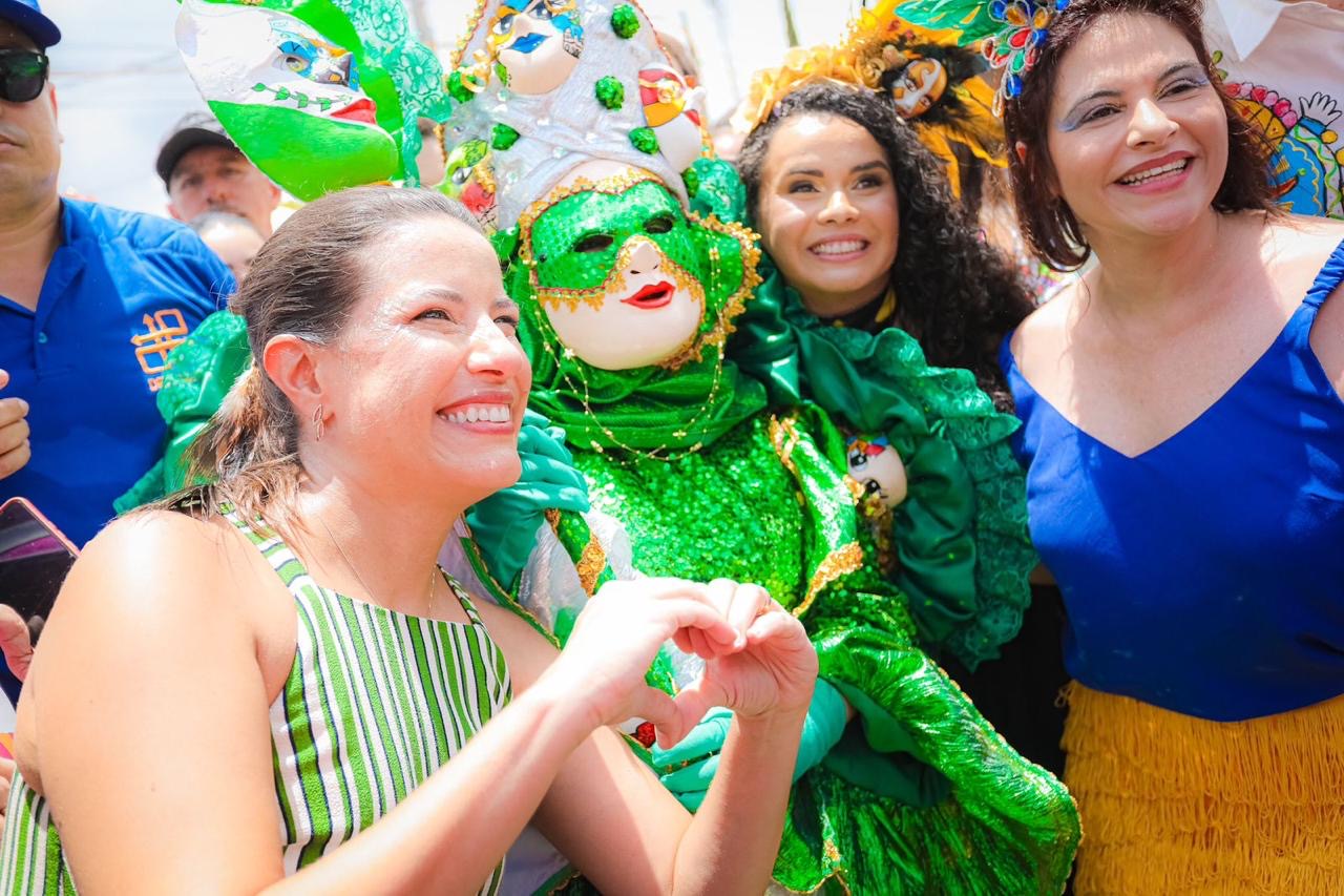 Em Bezerros, governadora Raquel Lyra prestigia a folia dos papangus