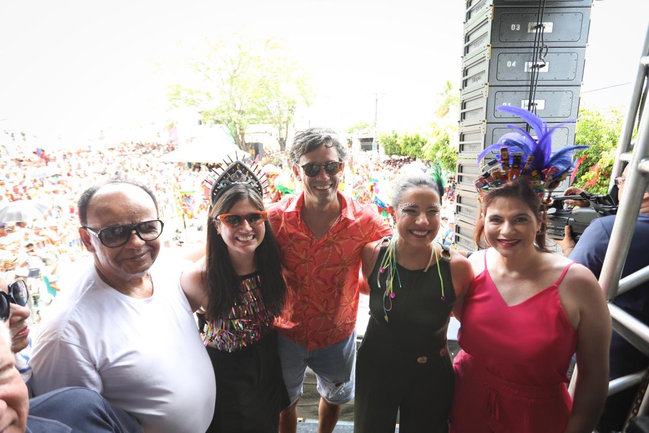 Governadora Raquel Lyra acompanha cortejo das nações de maracatu rural em Nazaré da Mata