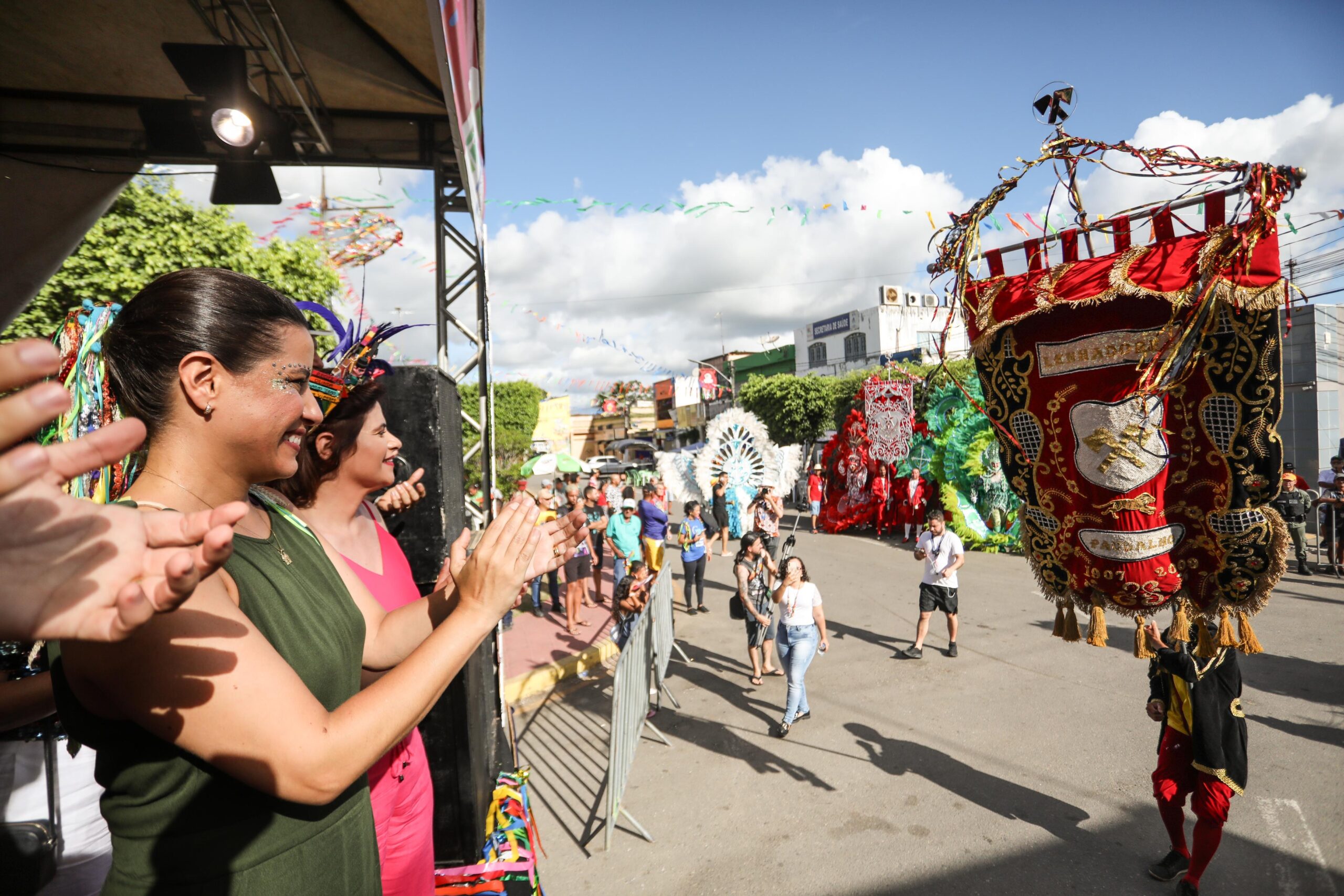 “Uma festa incrível”, diz a governadora Raquel Lyra após prestigiar o carnaval de Paudalho, na Mata Norte