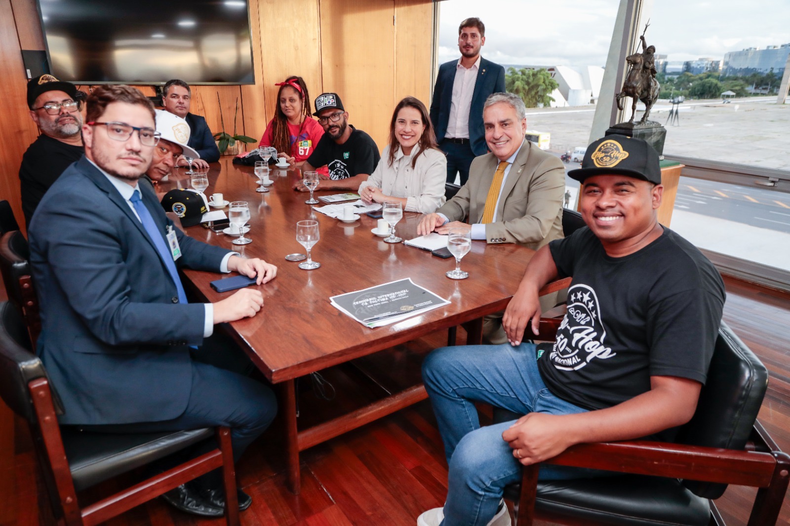 Em Brasília, governadora Raquel Lyra discute ações conjuntas com representantes da Construção Nacional do Hip-Hop