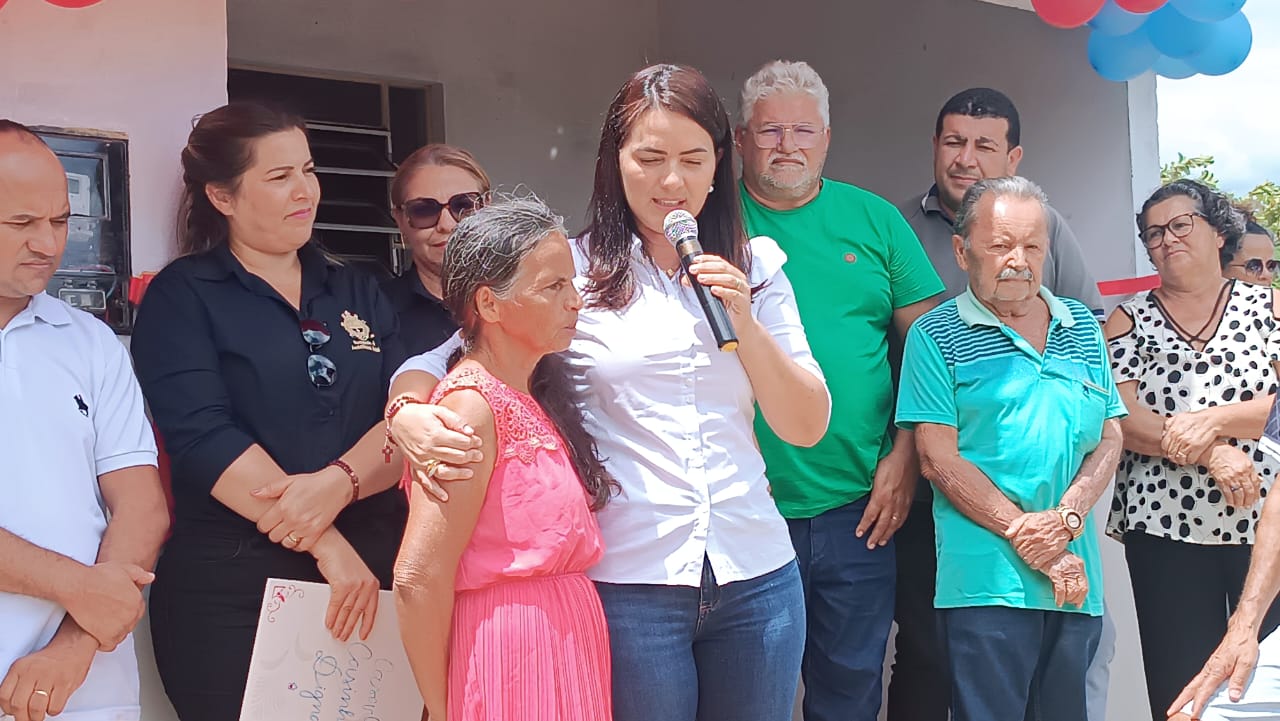 Juliana de Chaparral realiza primeira entrega do Programa Casa Digna em Casinhas