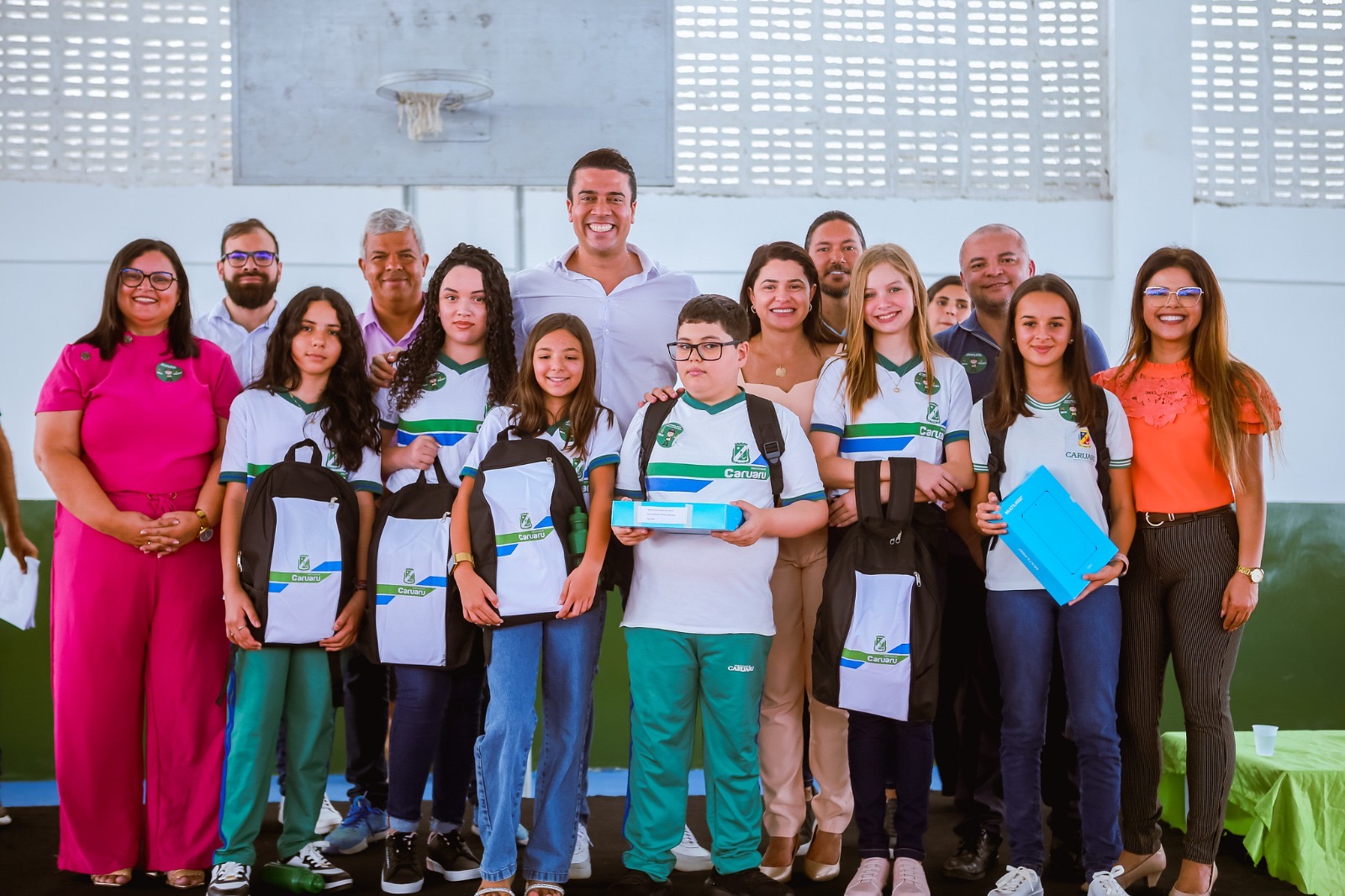 Prefeito Rodrigo Pinheiro faz entrega de materiais e de requalificações de unidades no 1º dia de aula da rede municipal de ensino de Caruaru