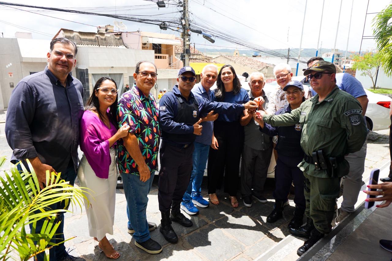 Prefeitura da Vitória contempla com dois veículos Patrulhas Maria da Penha e Escolar