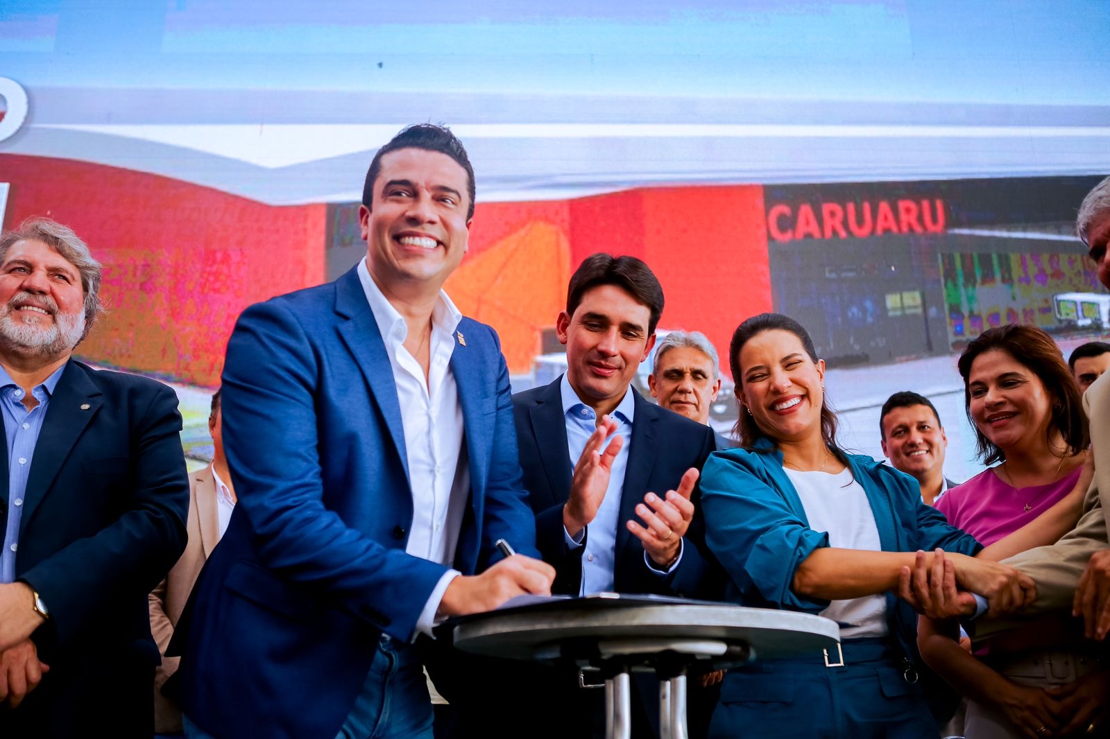 Prefeito Rodrigo Pinheiro comemora o novo aeroporto de Caruaru