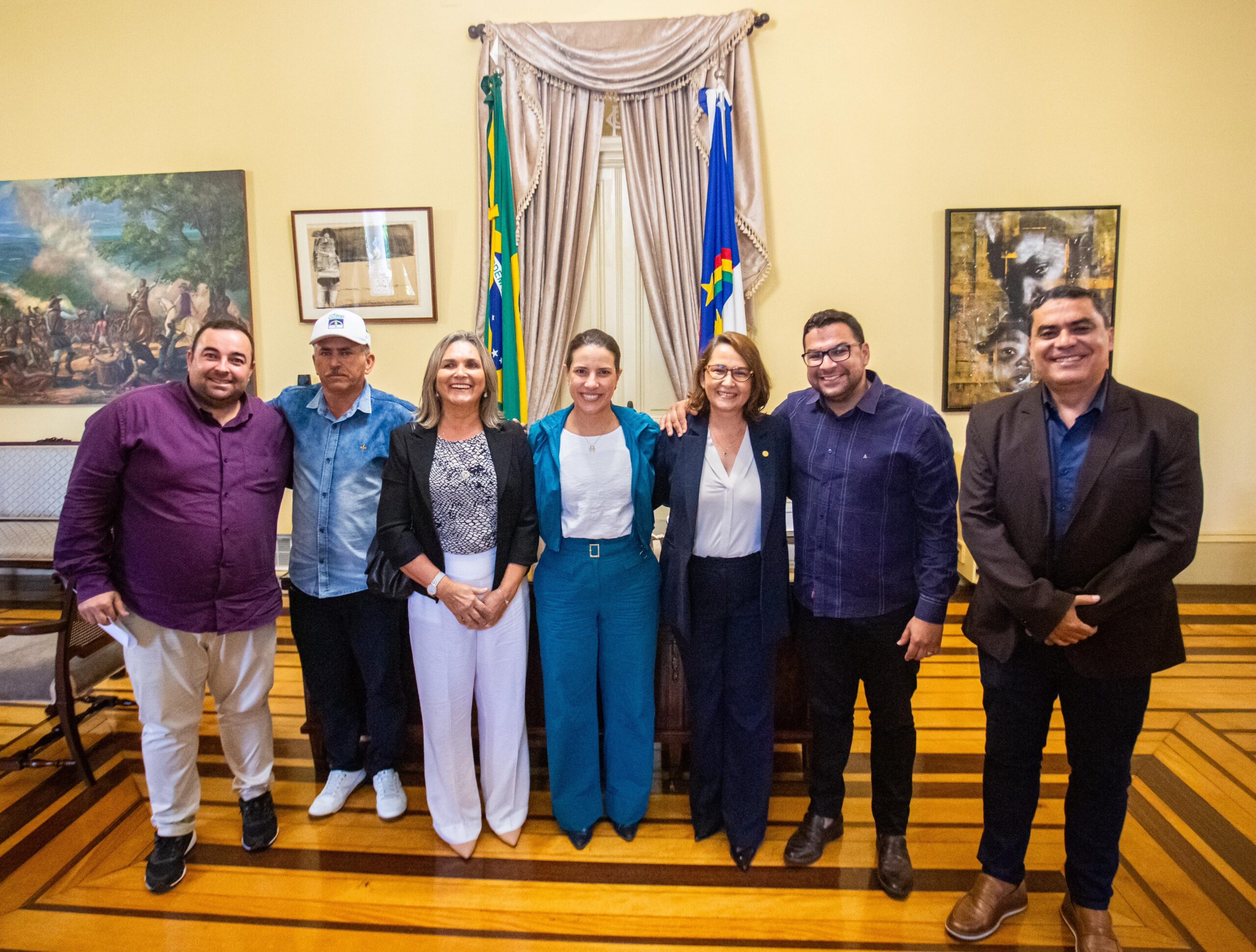 Em agenda gigante e num mesmo dia, Débora Almeida conduz seus aliados de 15 municípios à reunião com Raquel Lyra