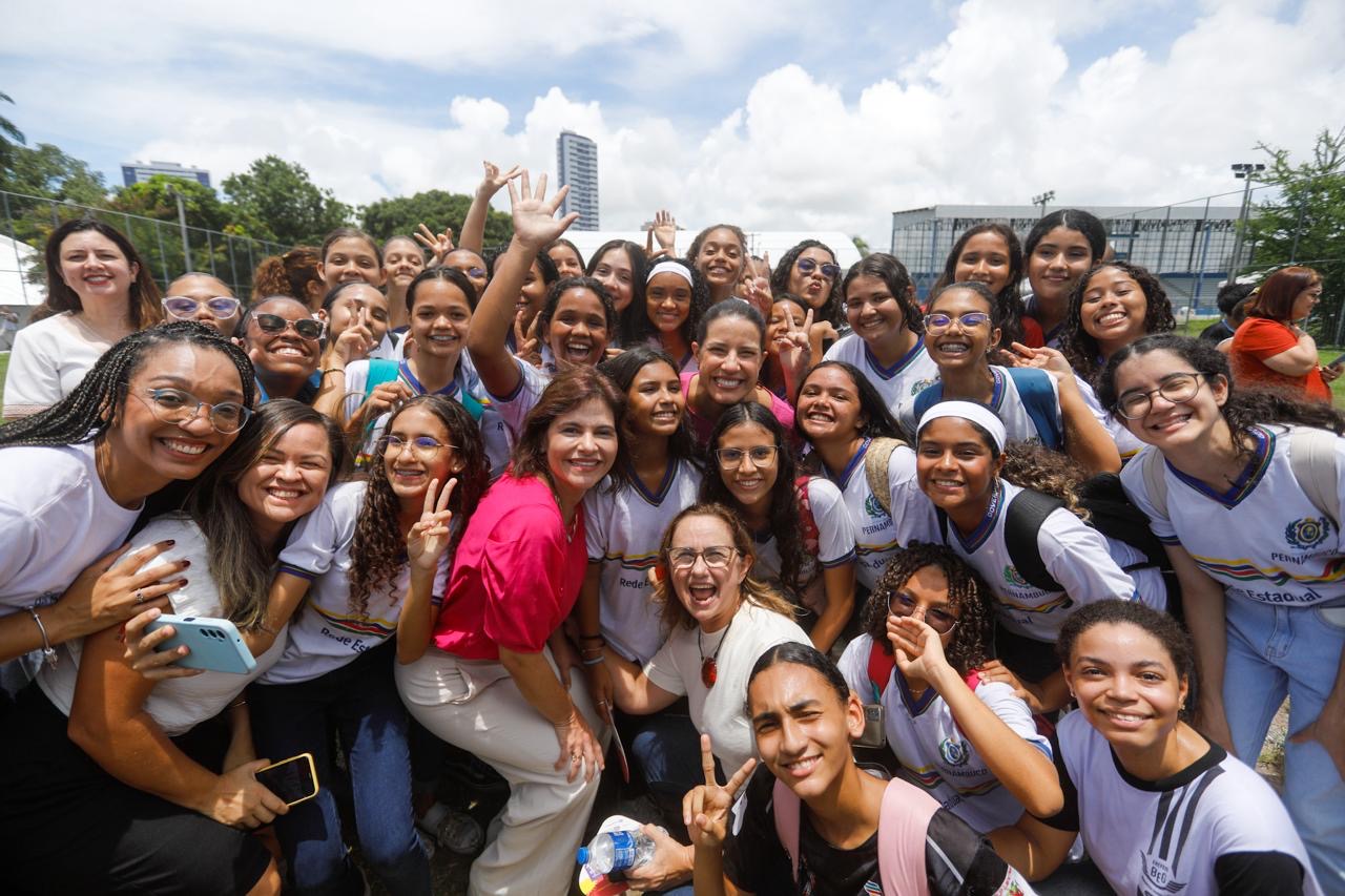 No Dia da Mulher, governadora Raquel Lyra participa de ação social promovida pelo Governo de Pernambuco e lança o Centro de Desenvolvimento do Futebol Feminino