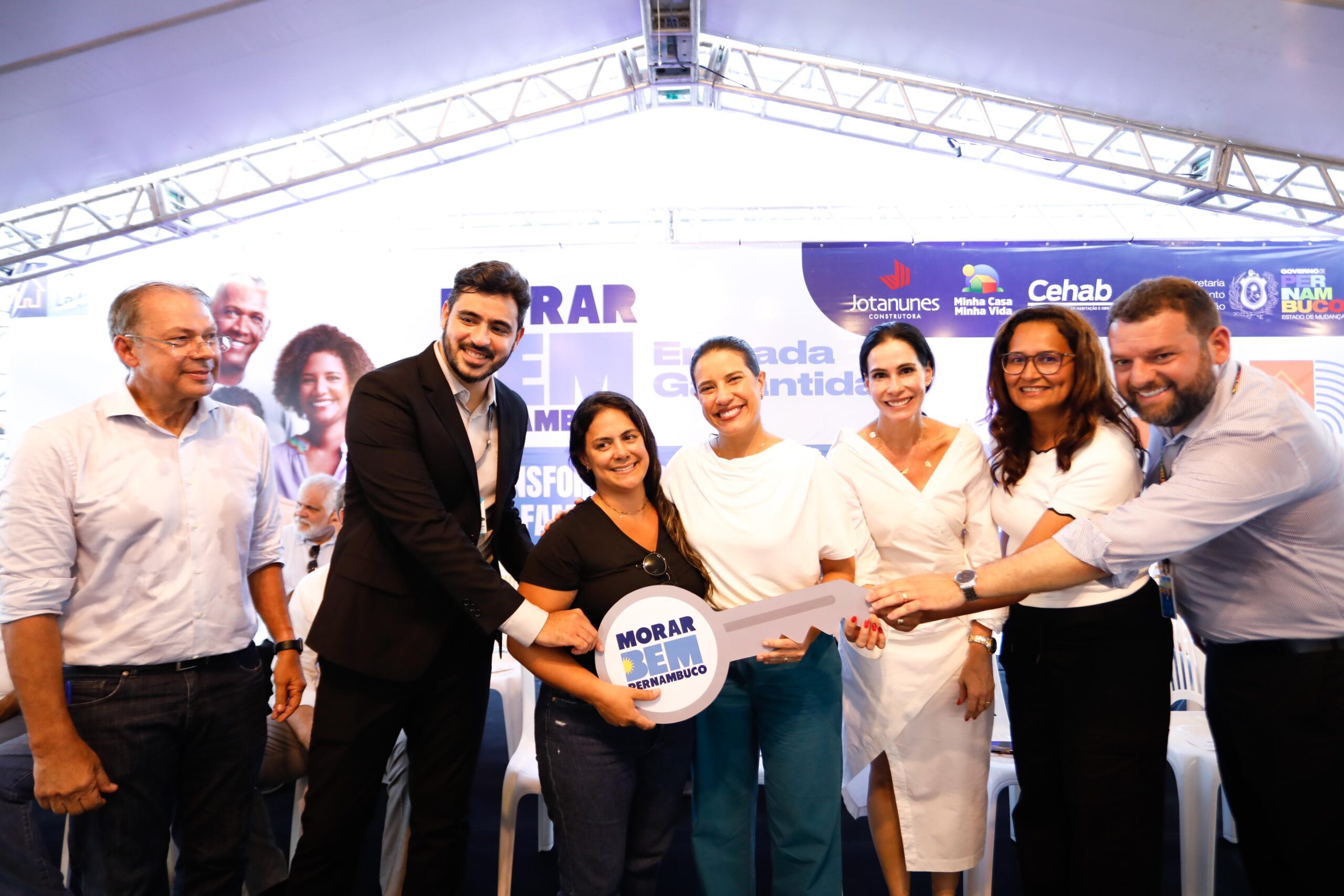 Morar Bem PE: governadora Raquel Lyra entrega chaves de imóveis a famílias beneficiadas pelo Entrada Garantida em Petrolina