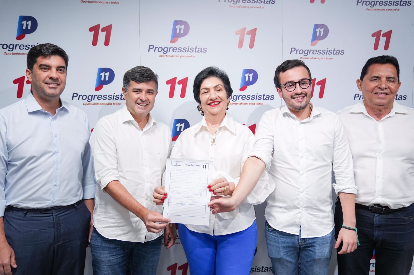 Prefeita Rorró Maniçoba filia-se ao PP para disputar reeleição em Floresta