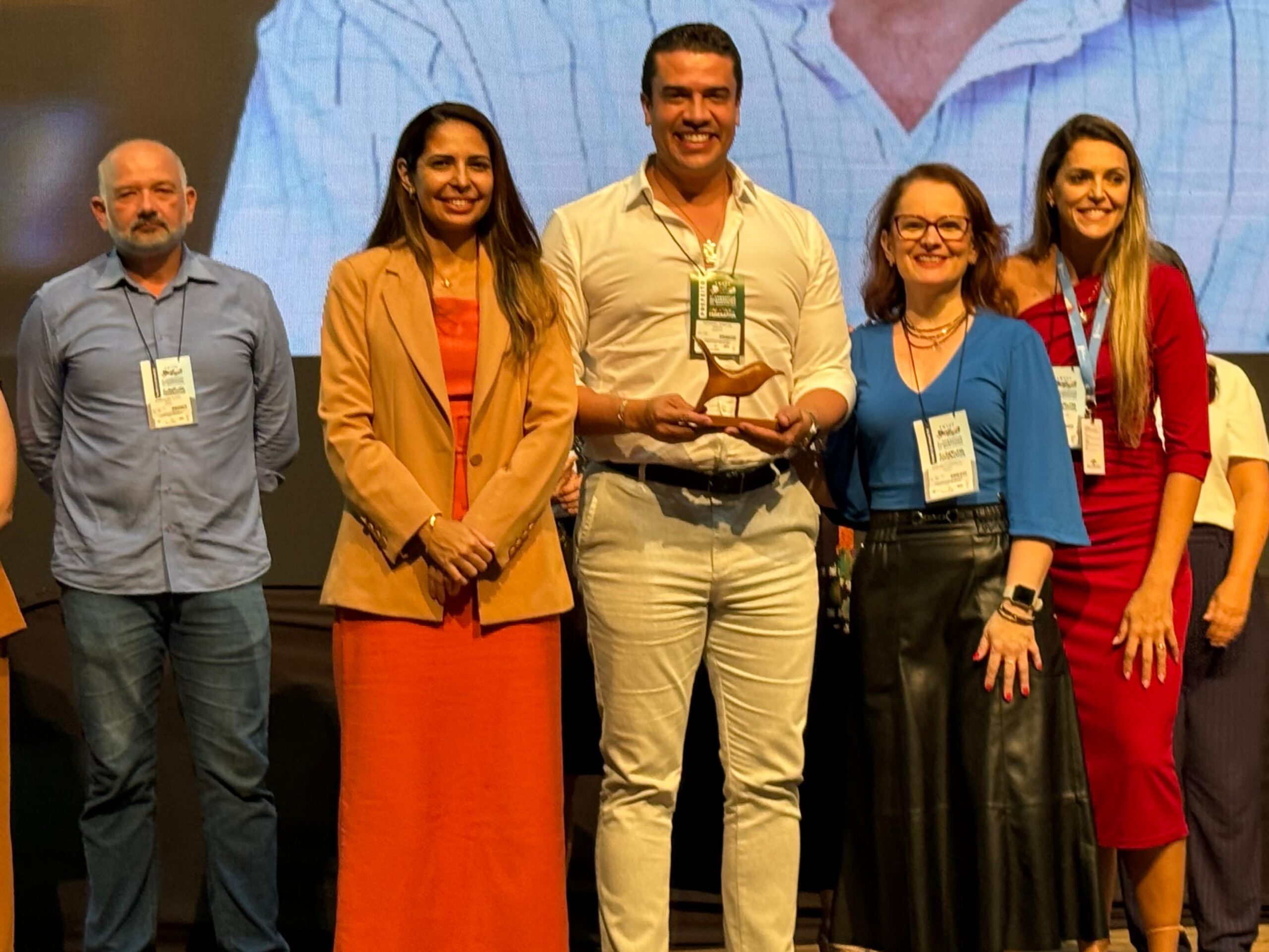 Rodrigo Pinheiro recebe prêmios do Sebrae em reconhecimento a projetos de sua gestão