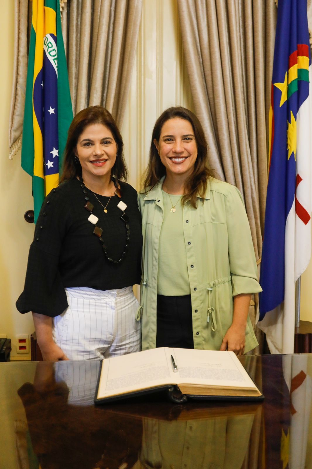 Governadora Raquel Lyra transmite cargo à vice-governadora Priscila Krause para cumprir agenda em Boston, na Brazil Conference 2024