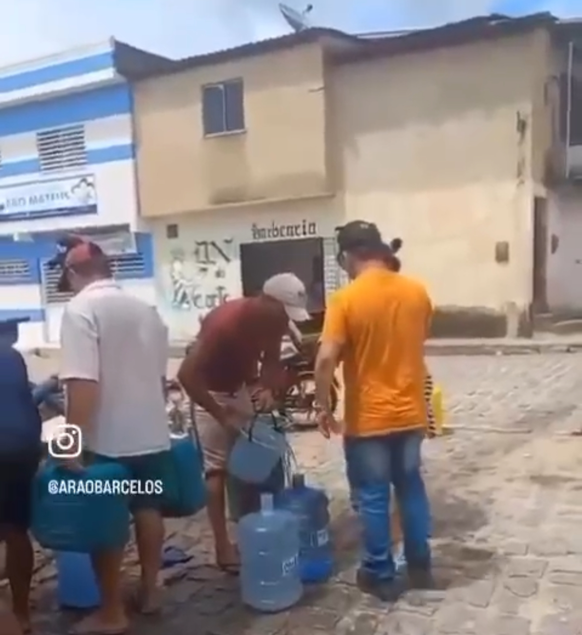 Oposição de Ribeirão distribui água sem ser potável para população em carro inapropriado
