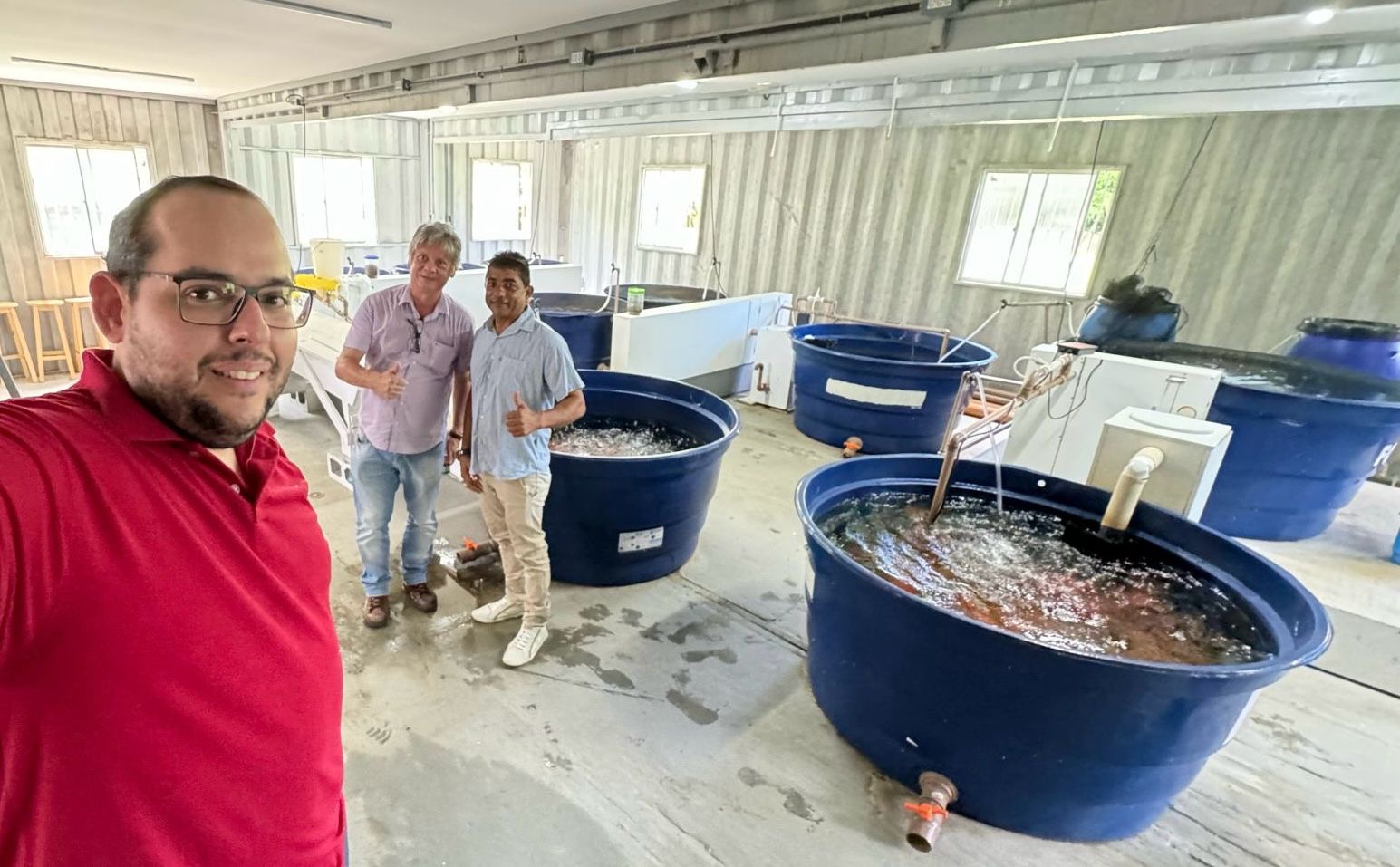 Secretários de Gameleira visitam o sistema Oásis de aquicultura na Universidade Federal de Pernambuco.