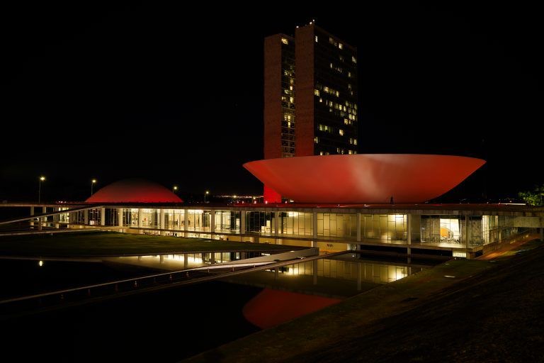 ILUMINAÇÃO VERMELHA NO CONGRESSO LEMBRA DIA INTERNACIONAL DA TALASSEMIA A PEDIDO DE LULA DA FONTE