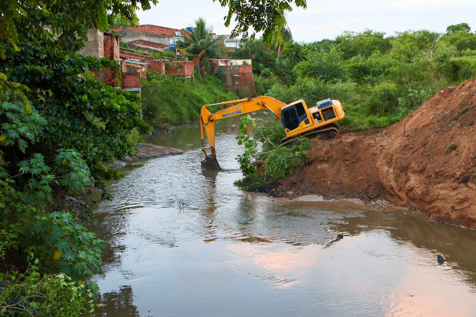 Limpeza do Rio Itapacurá, em Vitória, antecipa cuidados para o inverno