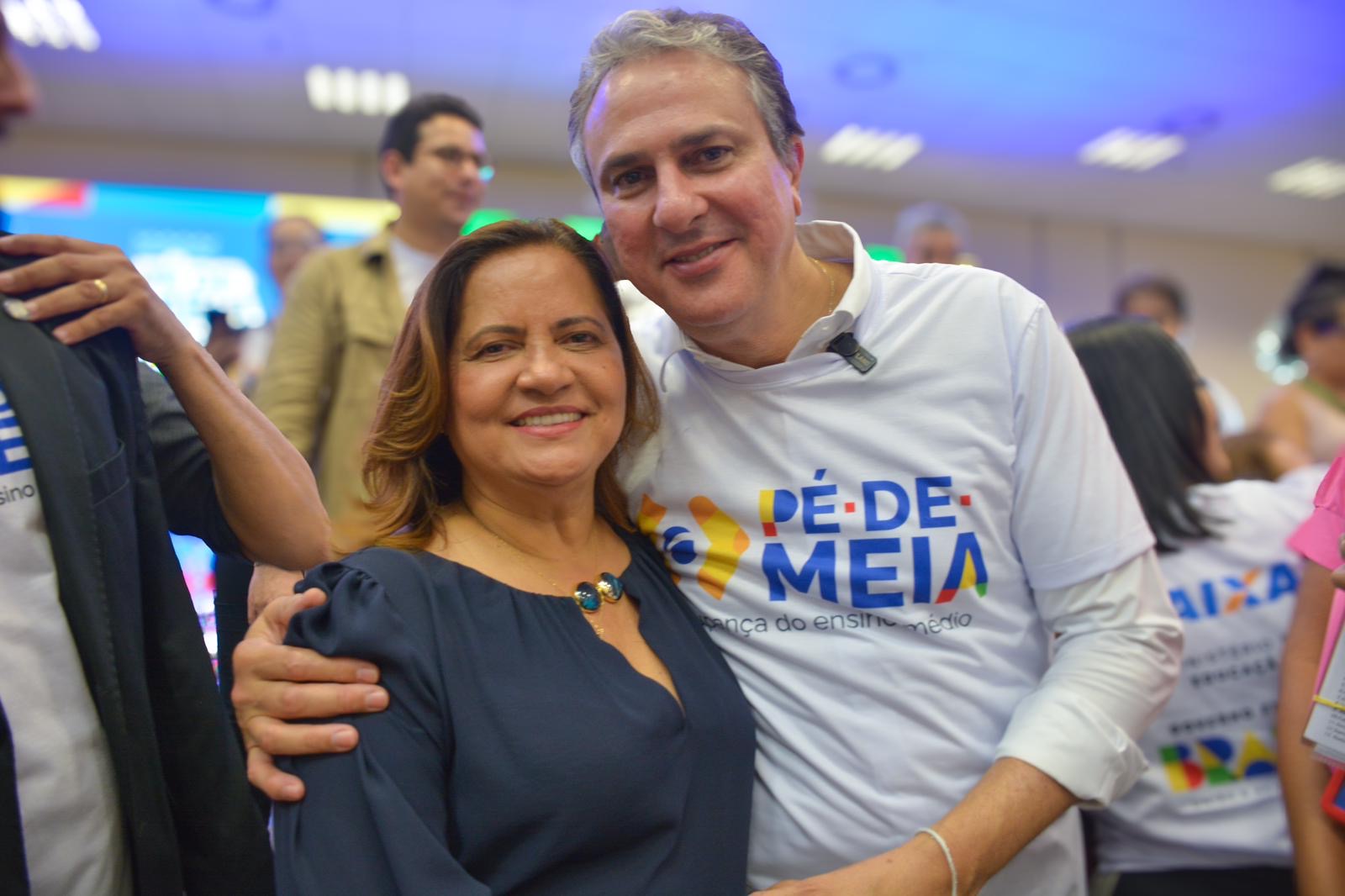 Prefeita do Ipojuca, Célia Sales, prestigia lançamento do programa Pé-de-Meia em Pernambuco