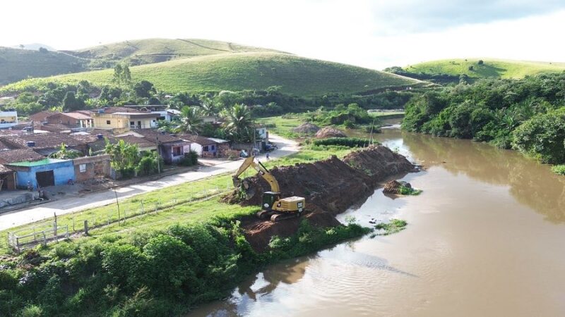 Prefeitura de Jaqueira faz desassoreamento de rio para evitar enchentes 