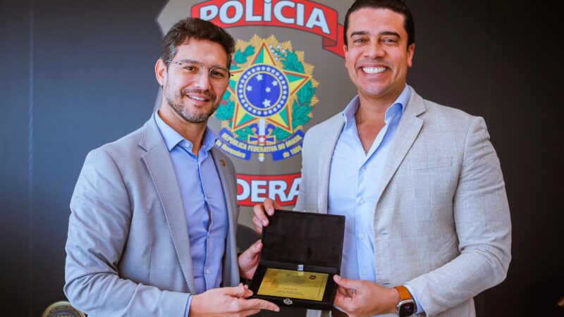 Rodrigo Pinheiro recebe homenagem do superintendente da Polícia Federal