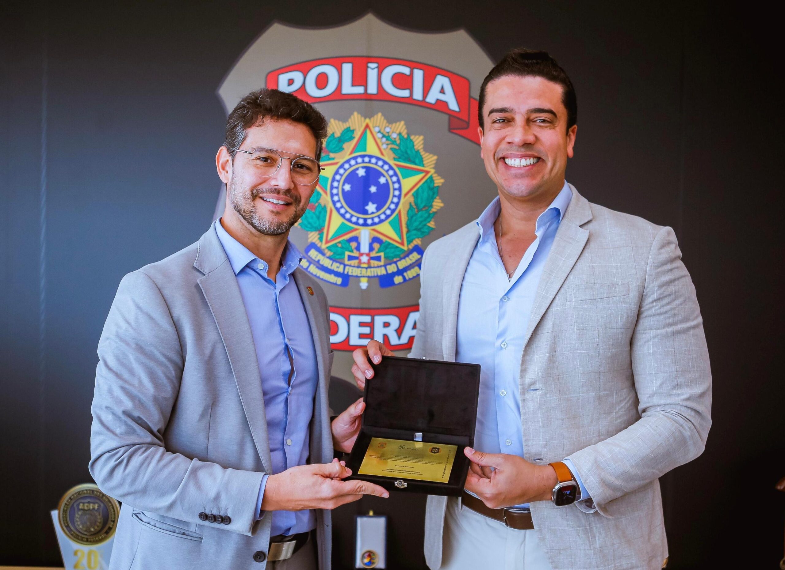 Rodrigo Pinheiro recebe homenagem do superintendente da Polícia Federal