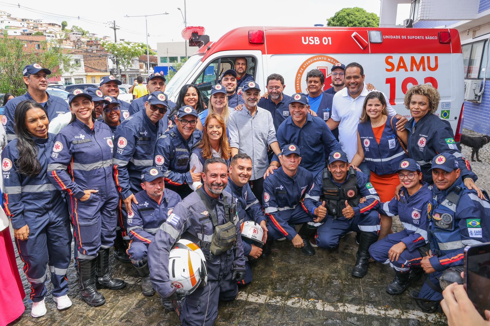 Juntos, Keko do Armazém e Humberto Costa fazem entrega de ambulâncias para o Samu Cabo