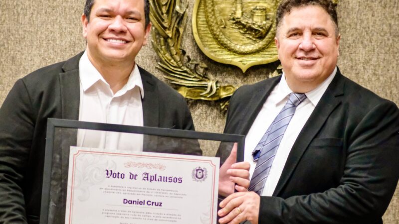 Jornalista Daniel Cruz recebe homenagem da Assembleia Legislativa de Pernambuco